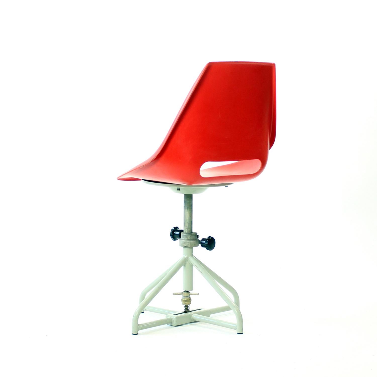 Roter Tablettstuhl von Miroslav Navratil für Vertex, 1960er Jahre im Angebot 1