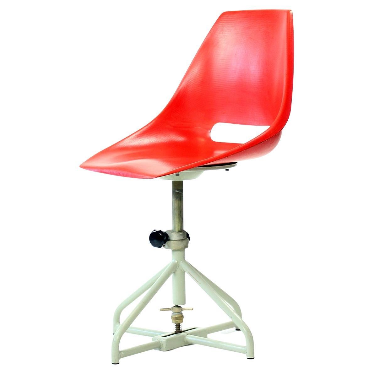 Chaise à plateau rouge Miroslav Navratil pour Vertex, années 1960