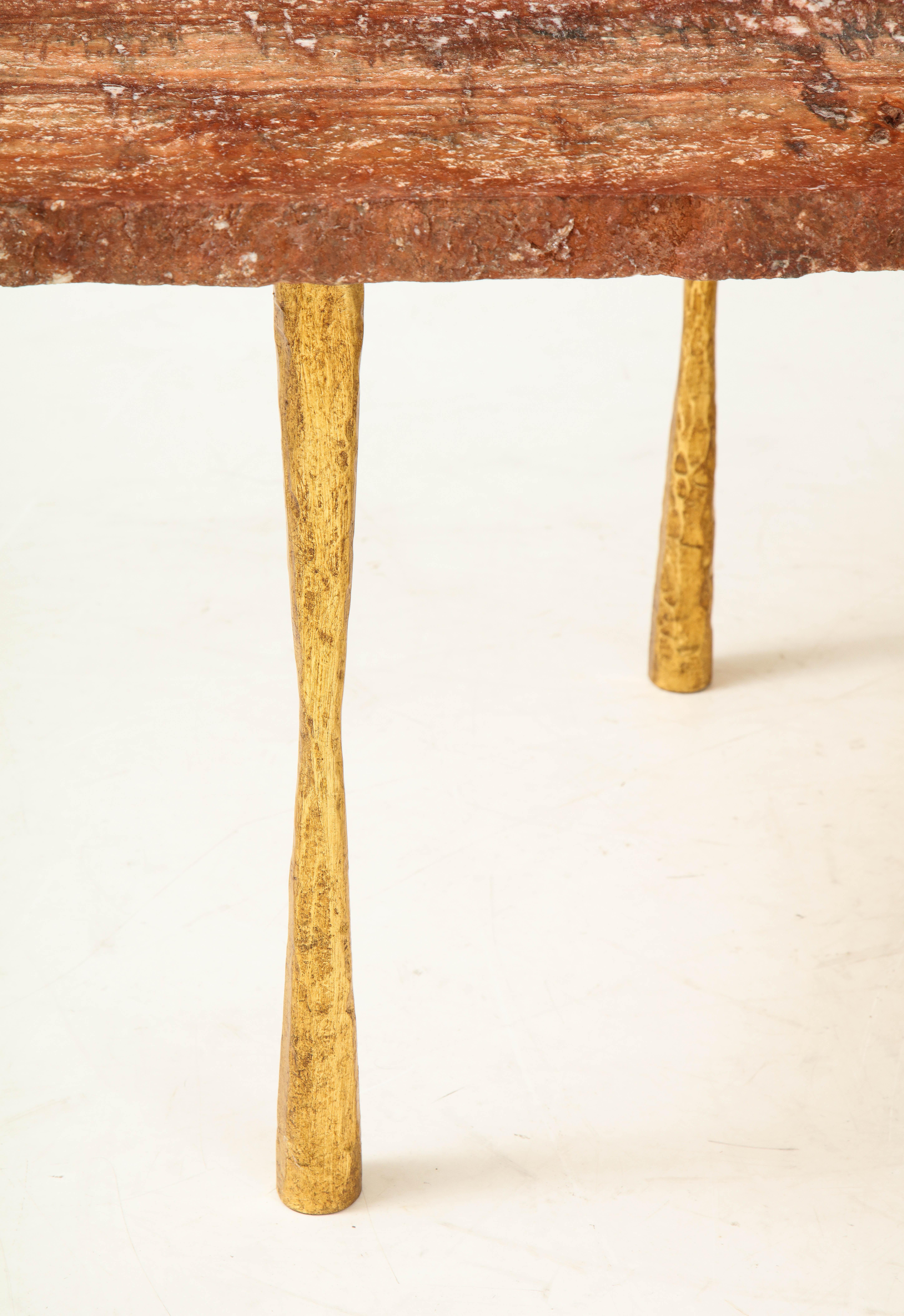 Fer Table basse en travertin rouge à bord naturel en pierre de dalle, marbre et feuille d'or, Italie en vente
