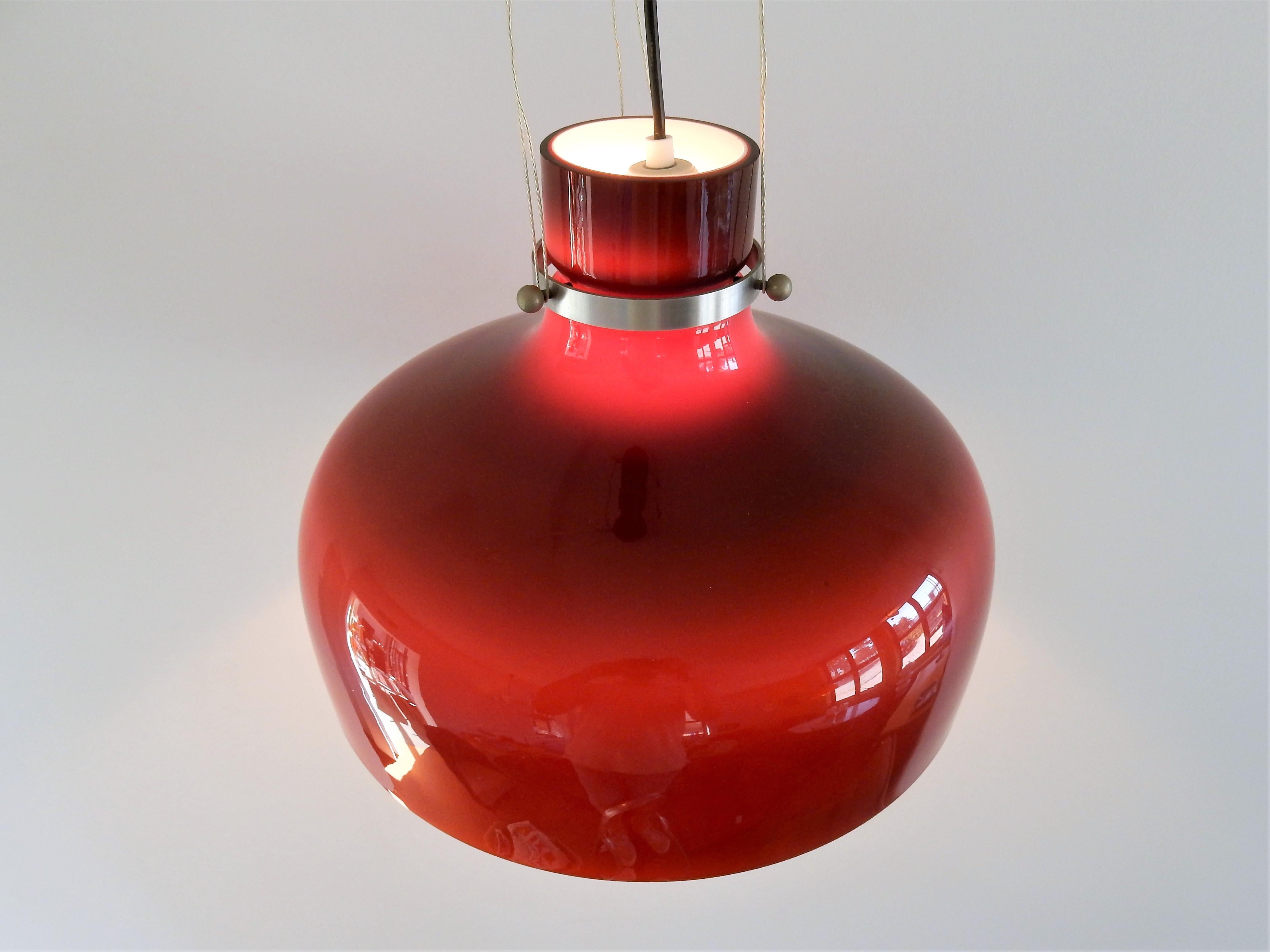 Rote dreilagige Pendelleuchte aus braunem/rotem Glas, 1960er Jahre (Ende des 20. Jahrhunderts) im Angebot