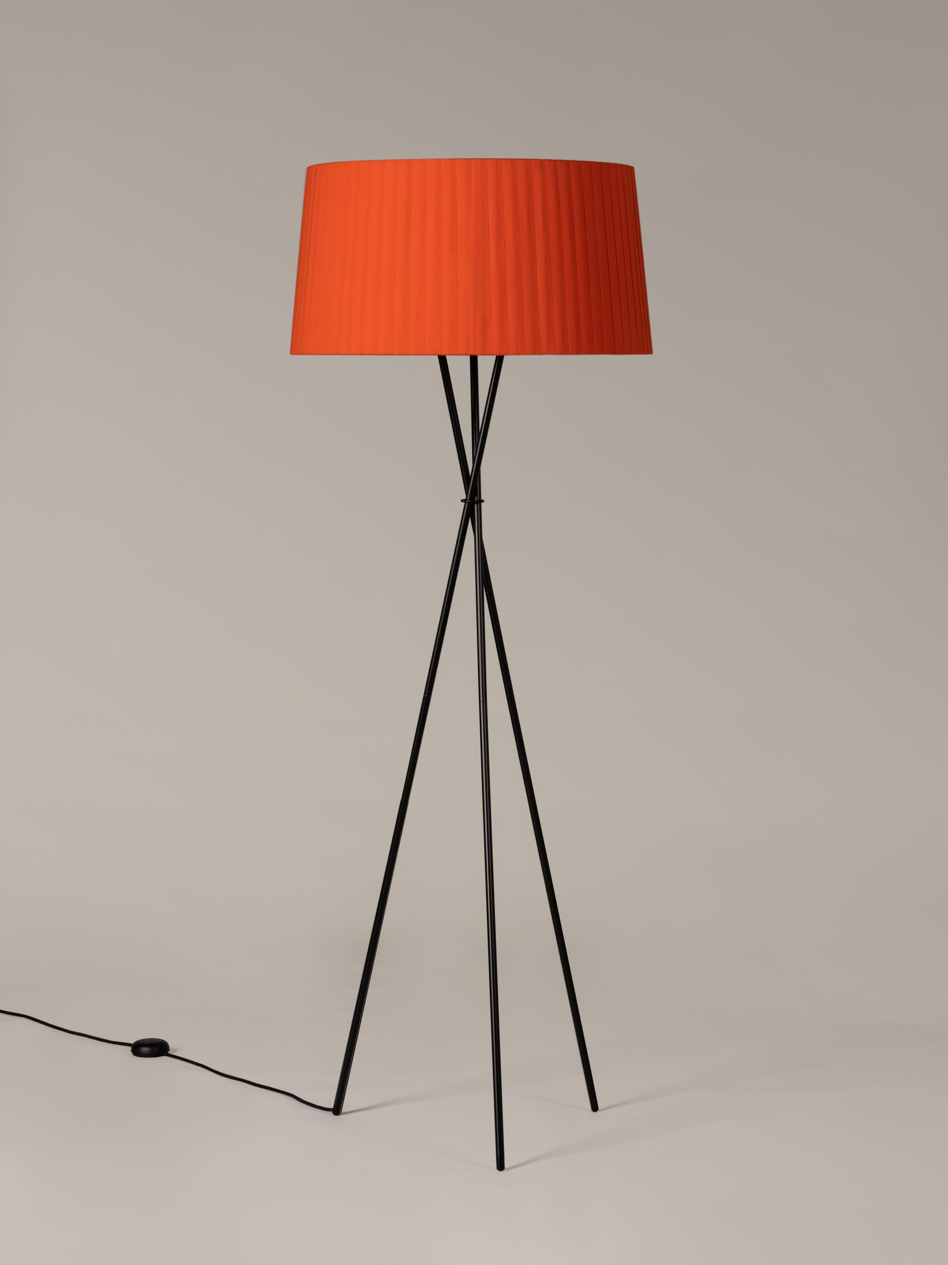 Red Trípode G5 floor lamp by Santa & Cole
Dimensions: D 62 x H 168 cm
Materials: Metal, ribbon.
Available in other colors.

Trípode humanises neutral spaces with its colourful and functional sobriety. The shade is hand ribboned and its base could