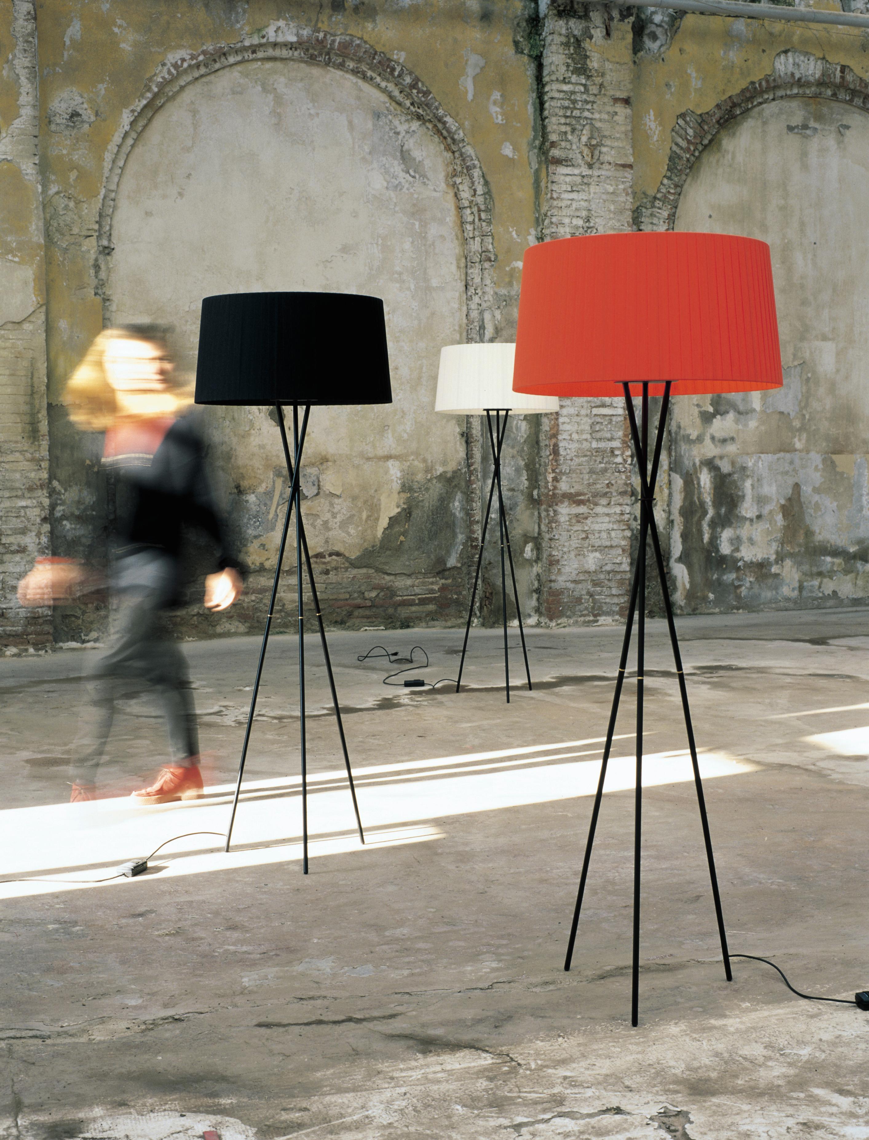 Contemporary Red Trípode G5 Floor Lamp by Santa & Cole