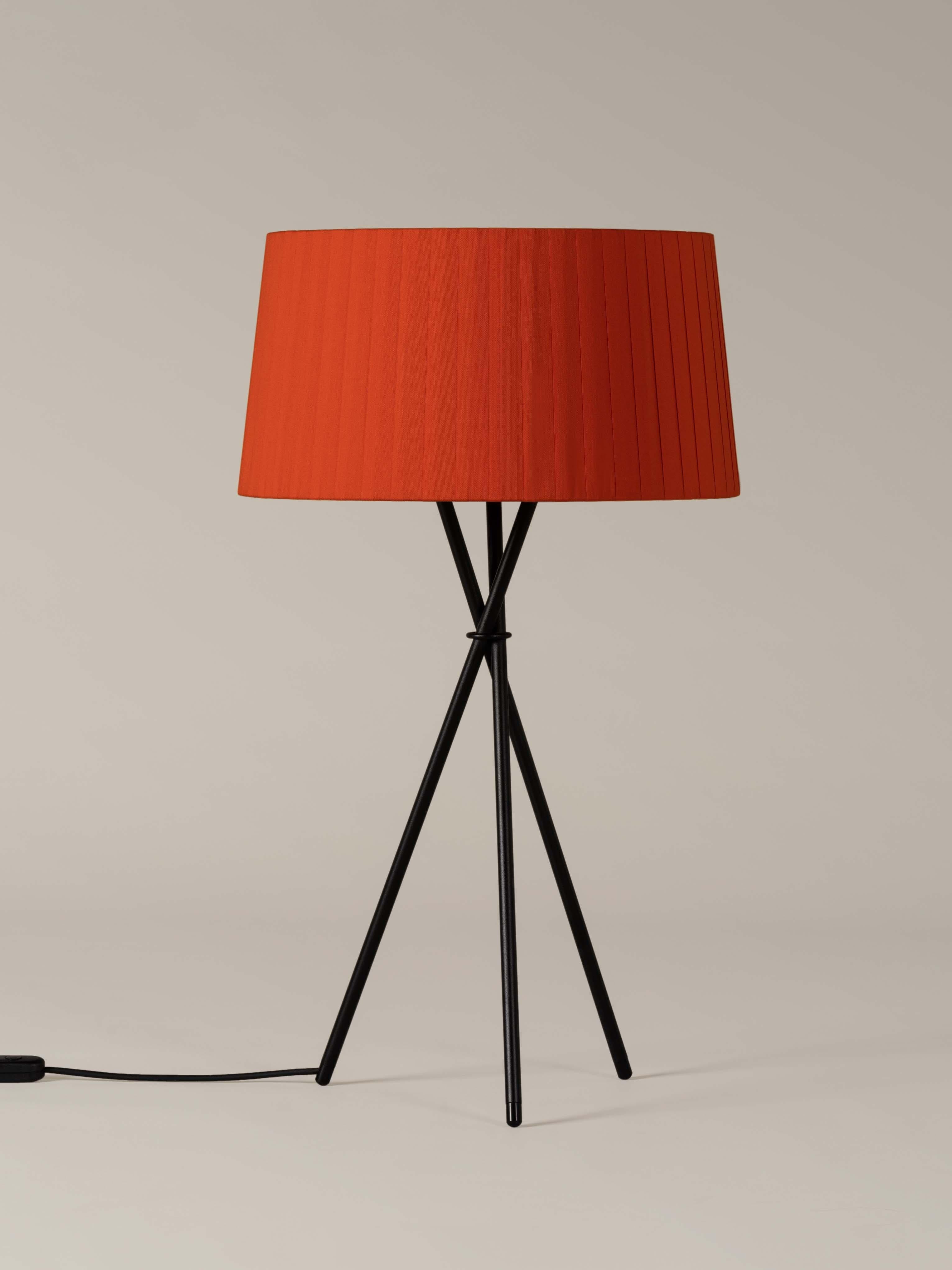 Red Trípode G6 table lamp by Santa & Cole
Dimensions: D 45 x H 75 cm
Materials: Metal, ribbon.
Available in other colors.

Trípode humanises neutral spaces with its colourful and functional sobriety. The shade is hand ribboned and its base