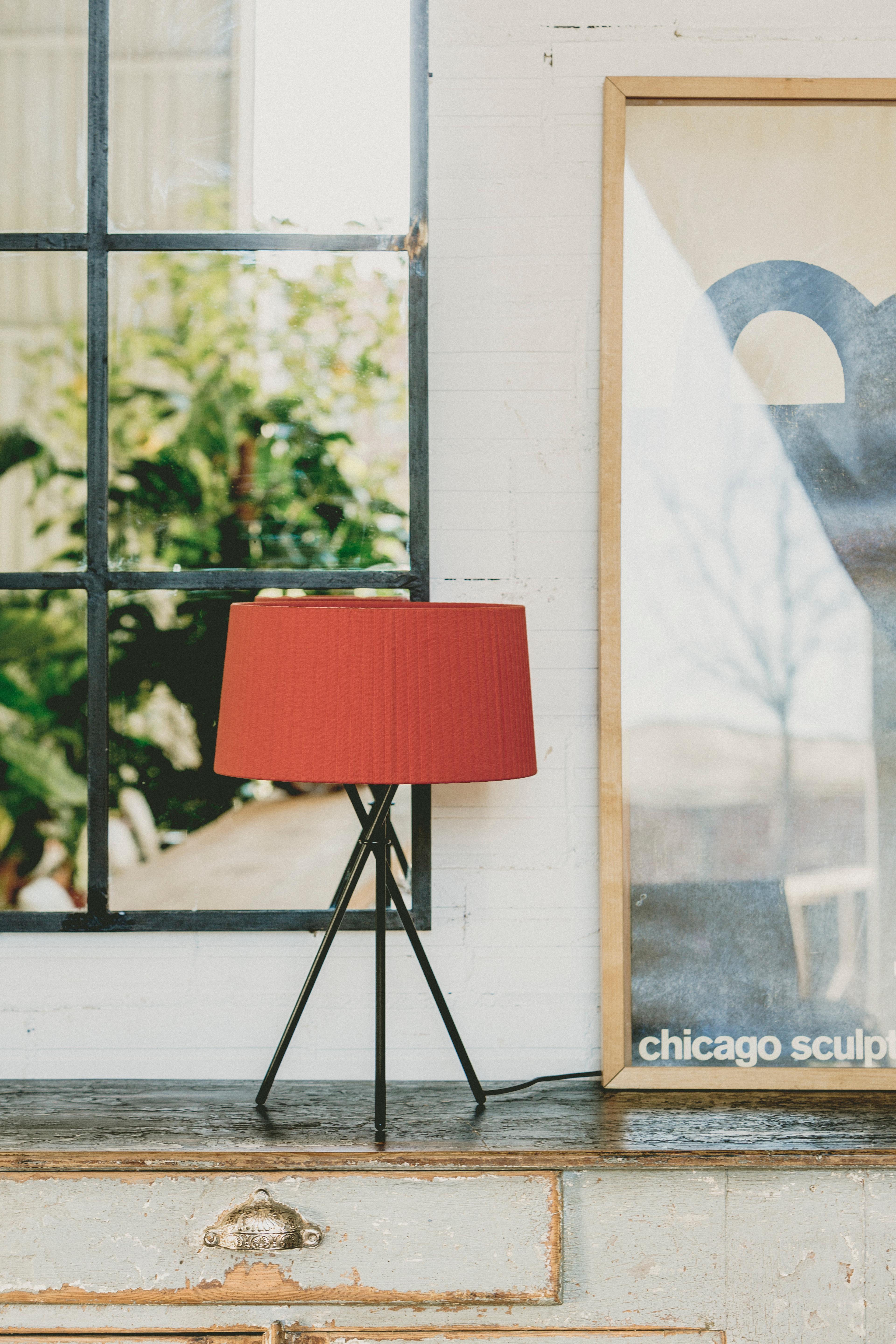 Lámpara de mesa Trípode M3 roja by Santa & Cole Español en venta
