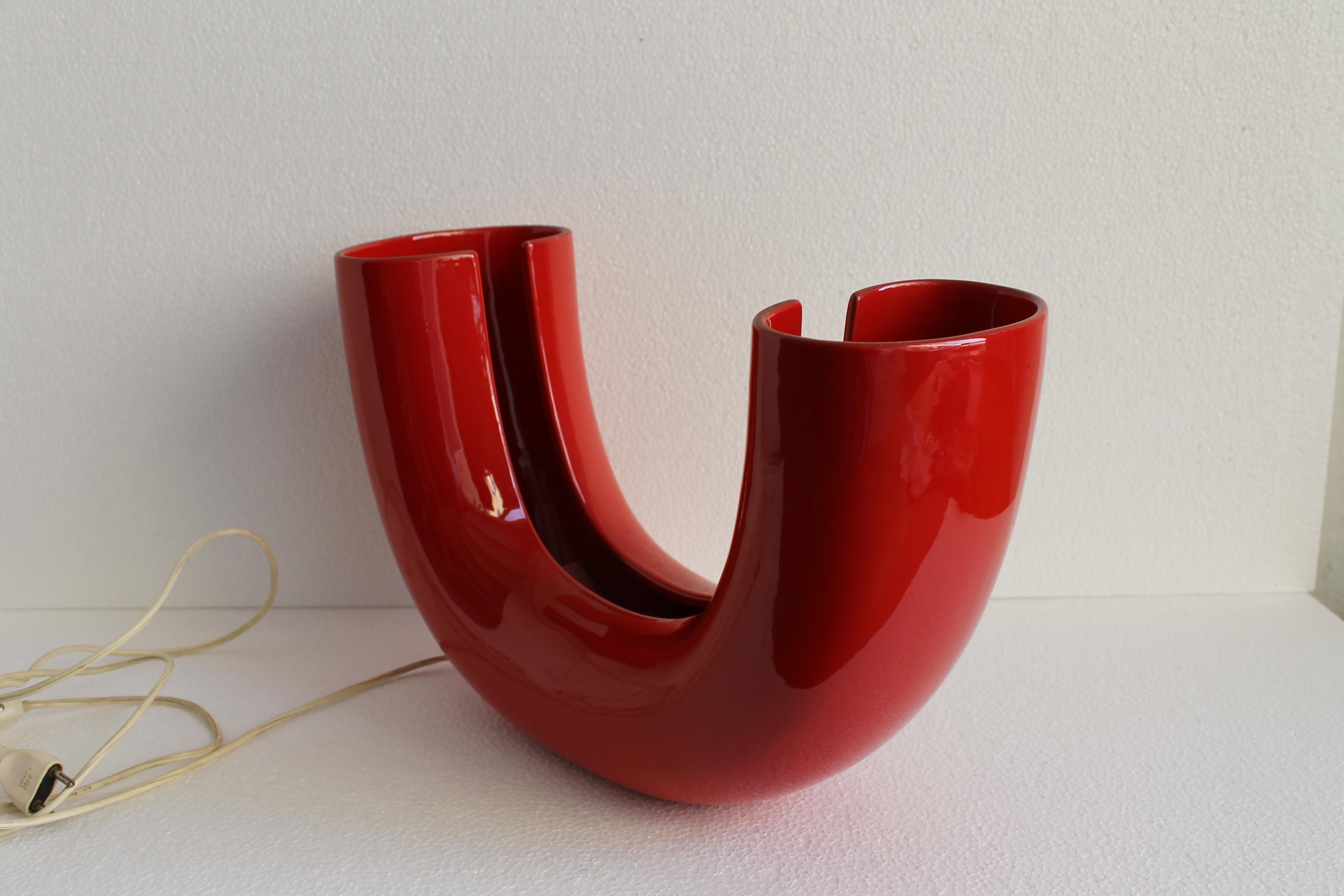 Tischleuchte Tubo, entworfen von Tomoko Tsuboi Ponzio und hergestellt von Ceramica Franco Pozzi aus Gallarate (Mailand). Rot glasierte Keramik mit zwei inneren Lampenfassungen.
