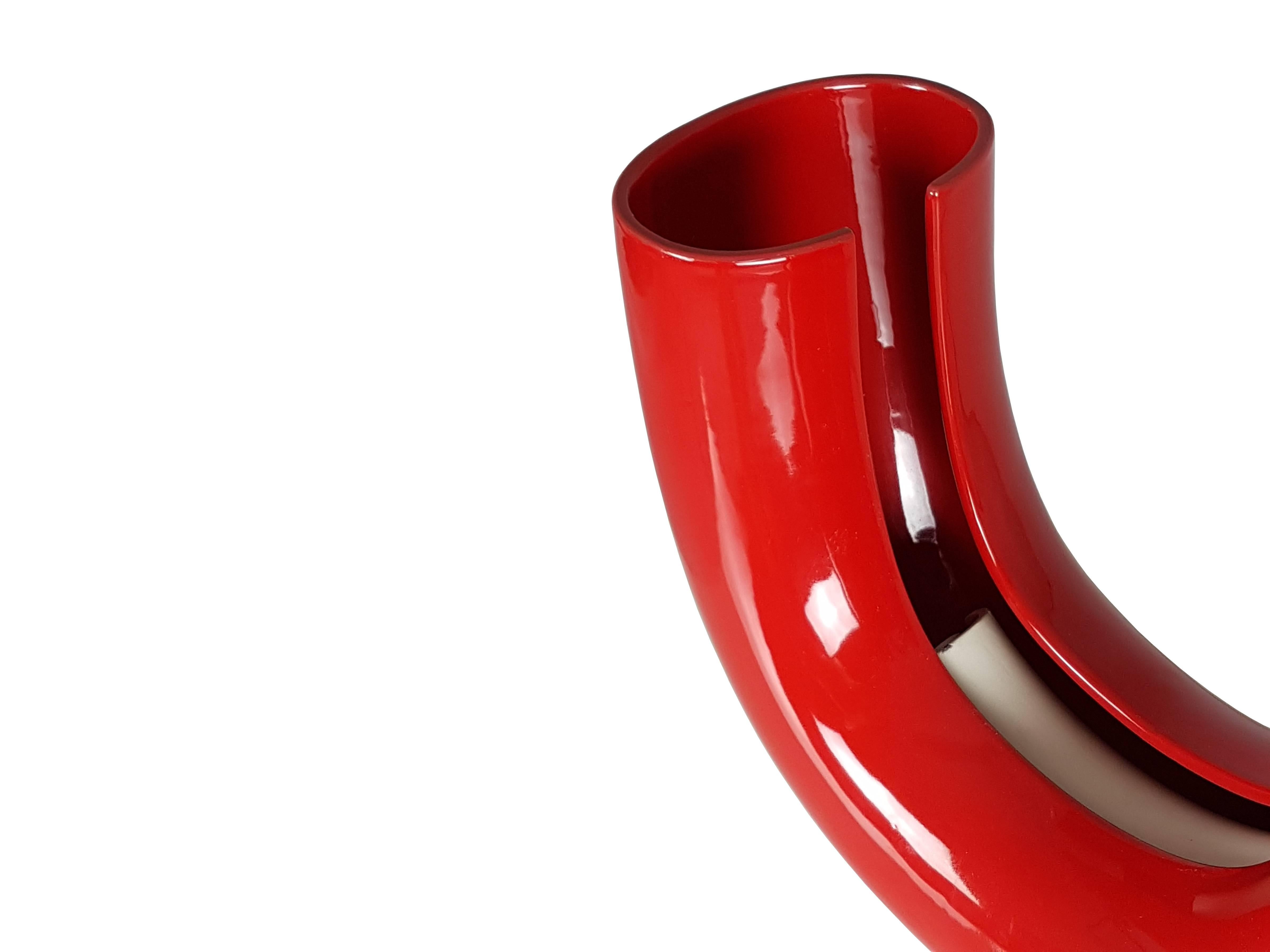 Rare lampe de table tubo conçue par Tomoko Tsuboi Ponzio et produite par Ceramica Franco Pozzi de Gallarate (Milan). Céramique émaillée rouge avec deux porte-lampes internes.