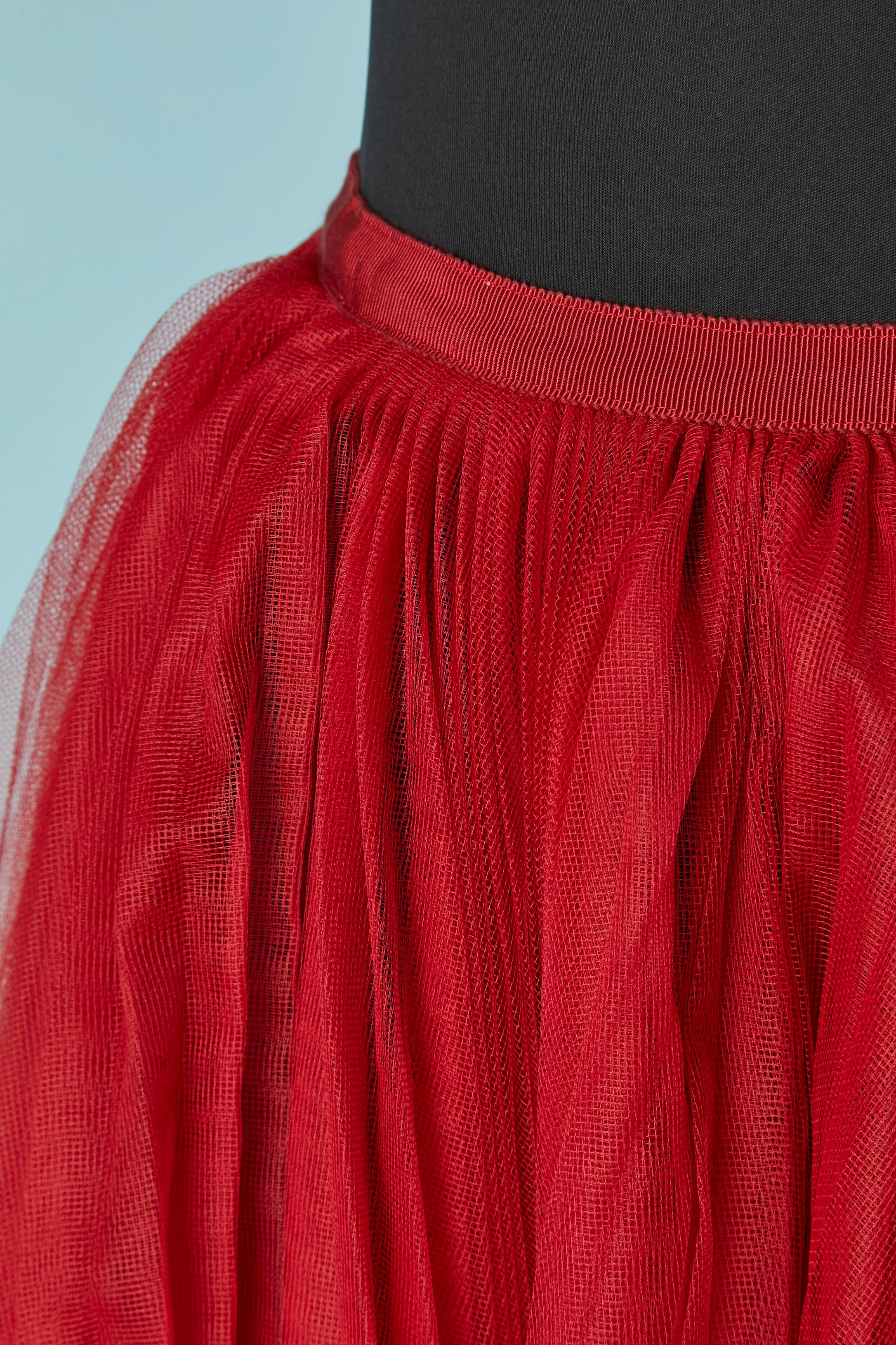 Gonna corta in tulle rosso. Fascia in vita in gros-grain. Chiusura con gancio e occhiello sul lato sinistro.
TAGLIA 34 (Fr) XS 