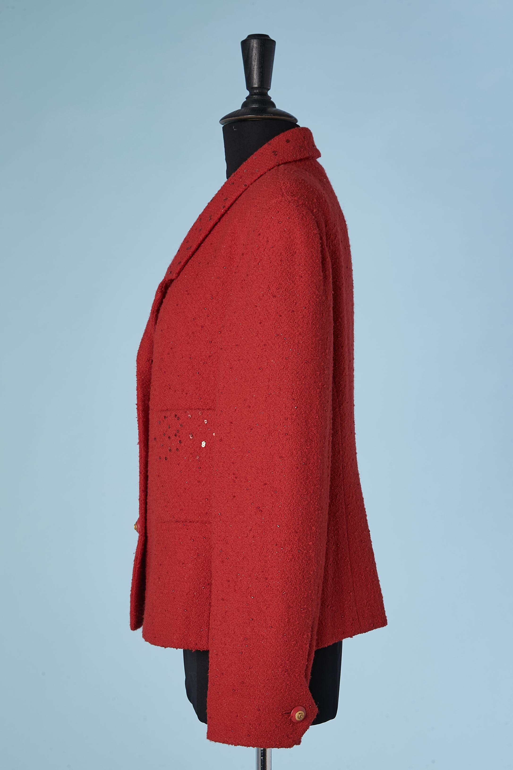 Veste à simple boutonnage en tweed rouge avec doublure de marque de soie et sequins Chanel  Pour femmes en vente