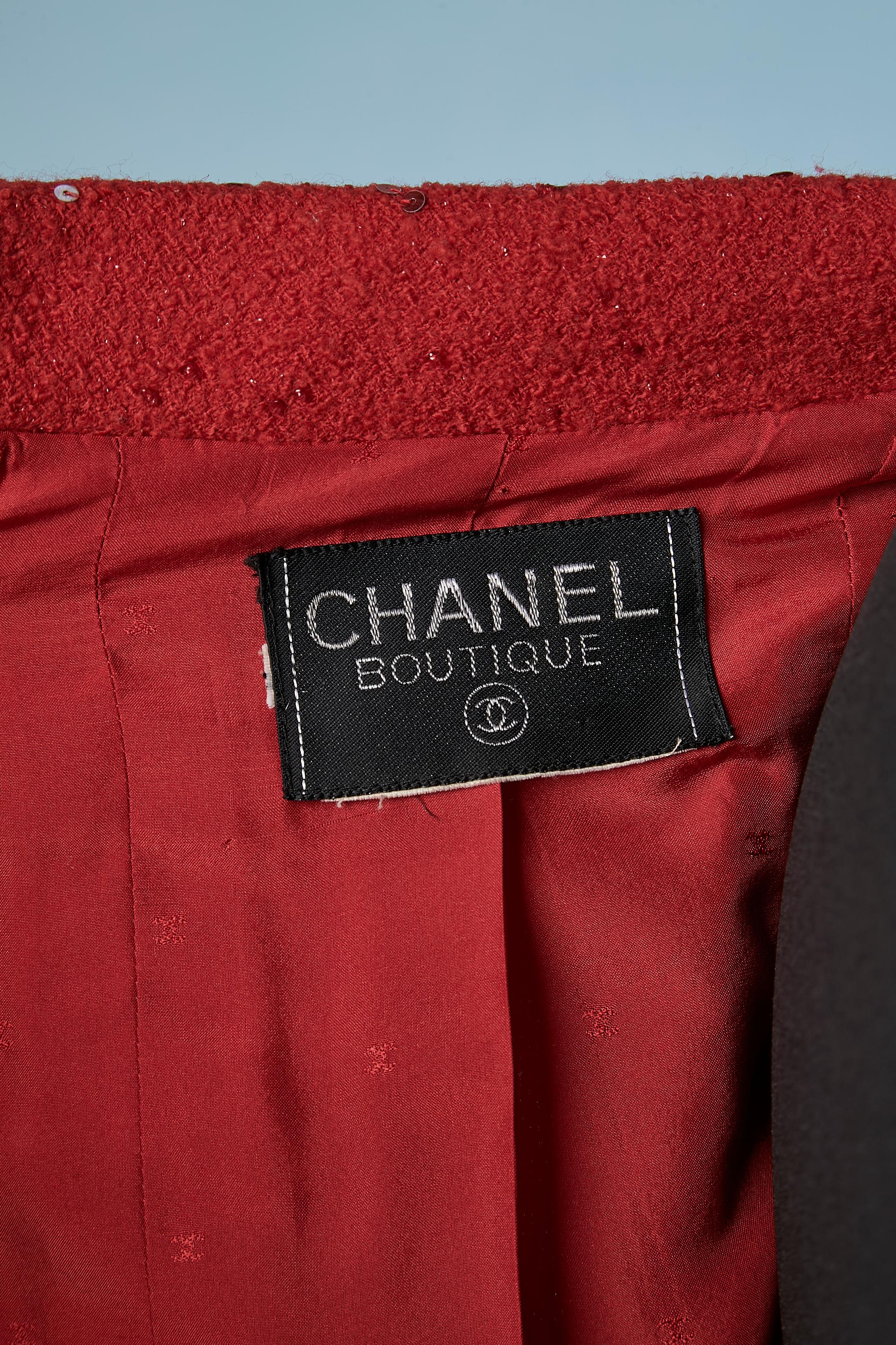 Veste à simple boutonnage en tweed rouge avec doublure de marque de soie et sequins Chanel  en vente 3