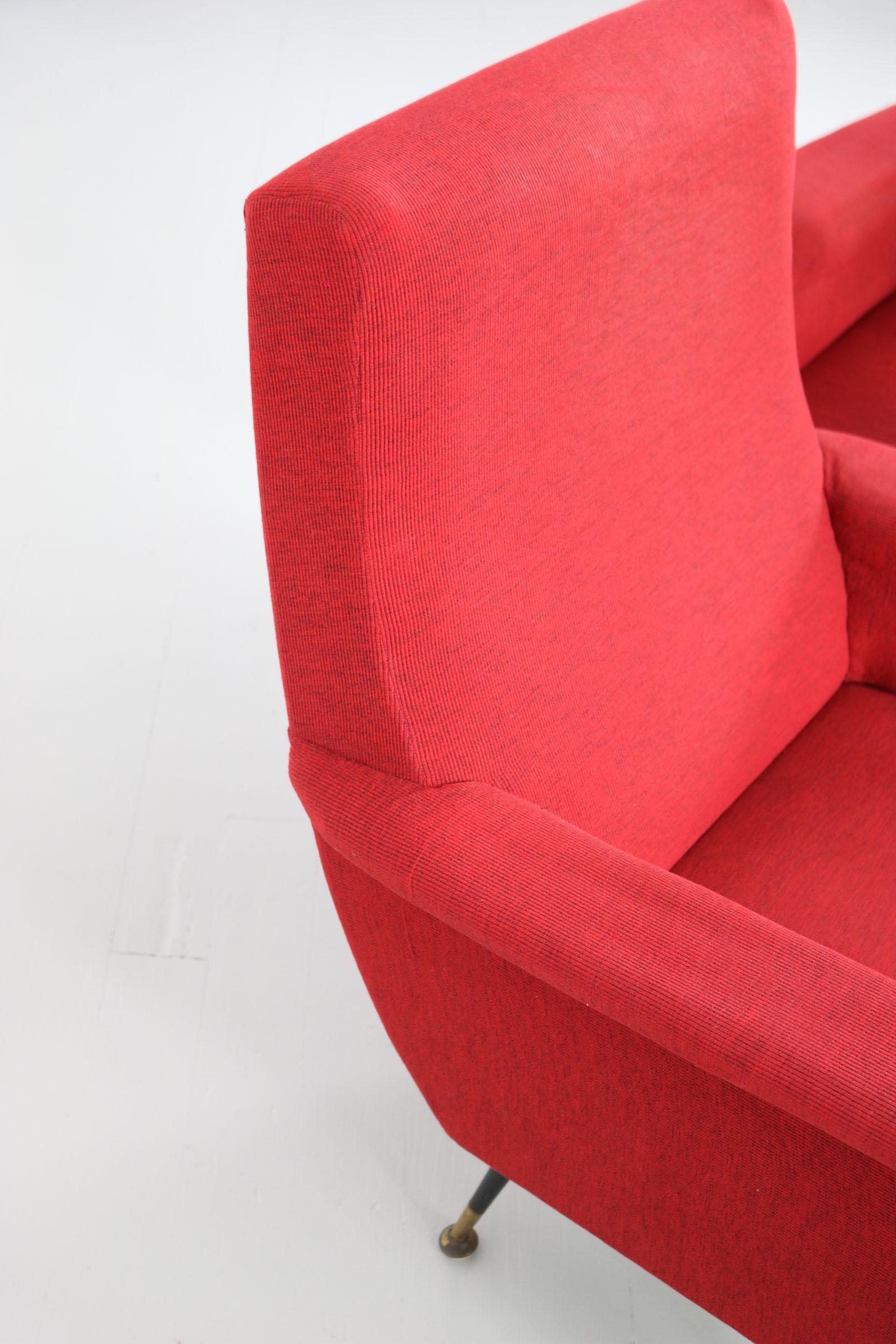 Roter gepolsterter Sessel mit Metallgestell und Messingelementen, 1950er Jahre im Angebot 8