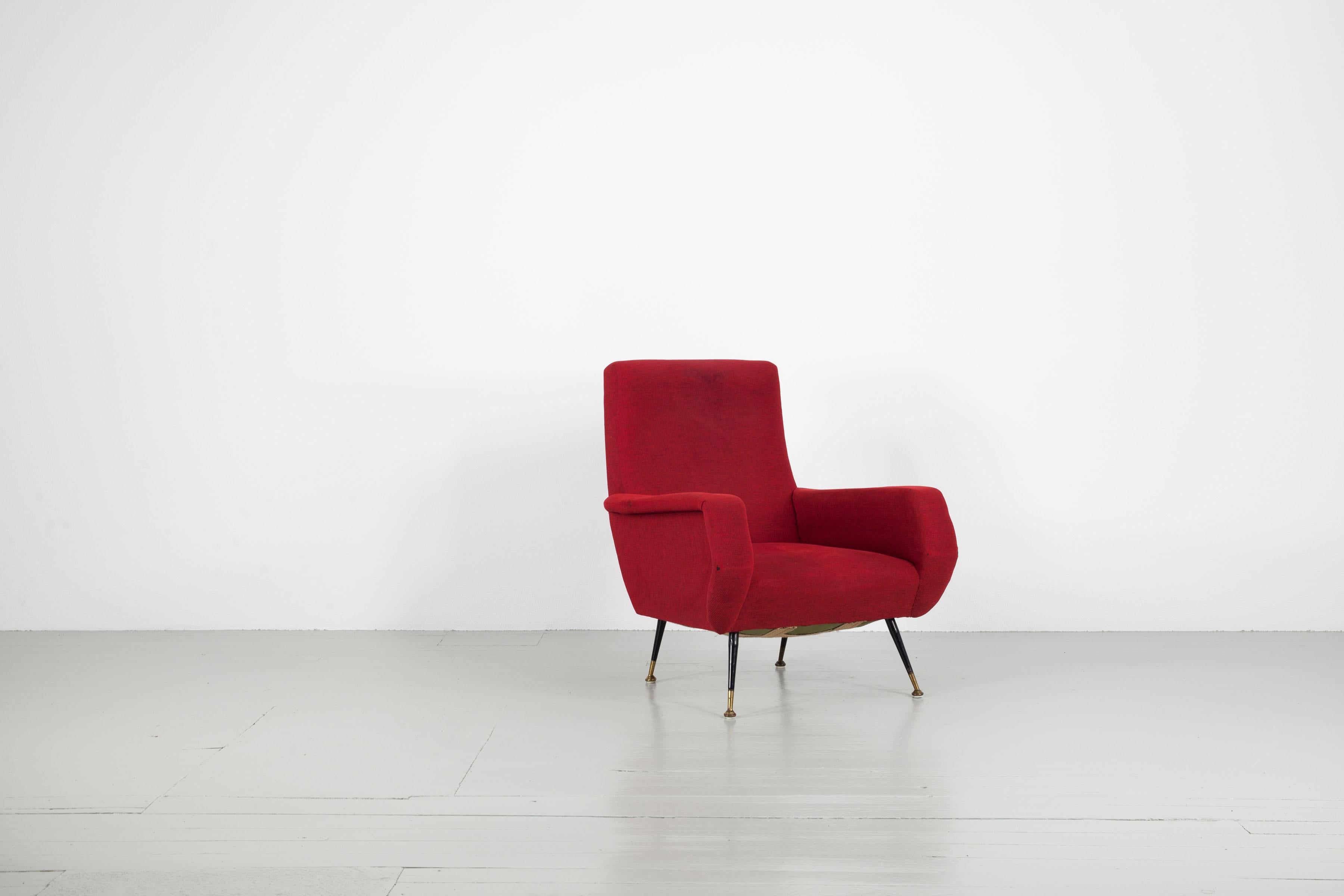 Roter gepolsterter Sessel mit Metallgestell und Messingelementen, 1950er Jahre (Moderne der Mitte des Jahrhunderts) im Angebot