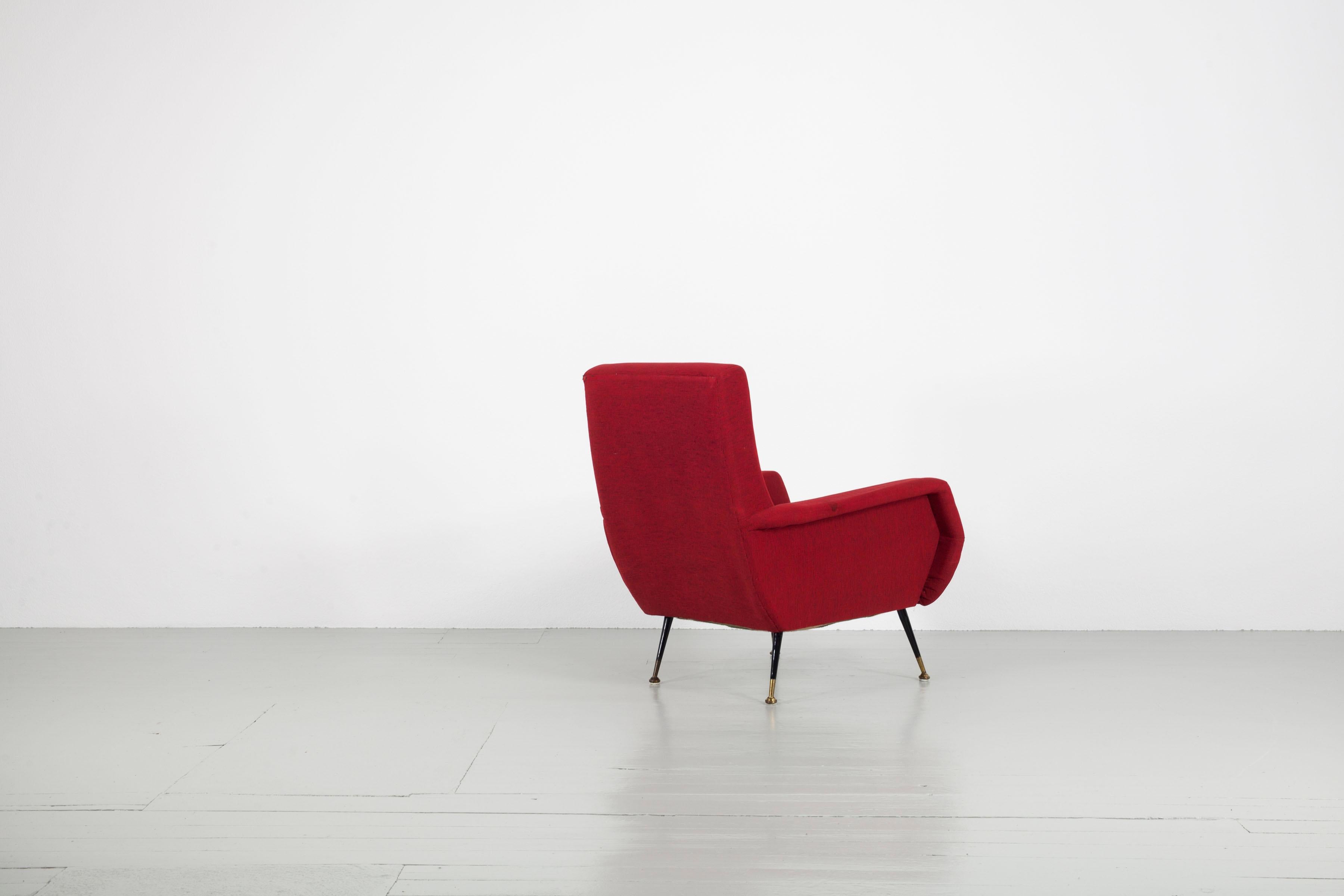 Roter gepolsterter Sessel mit Metallgestell und Messingelementen, 1950er Jahre im Zustand „Relativ gut“ im Angebot in Wolfurt, AT