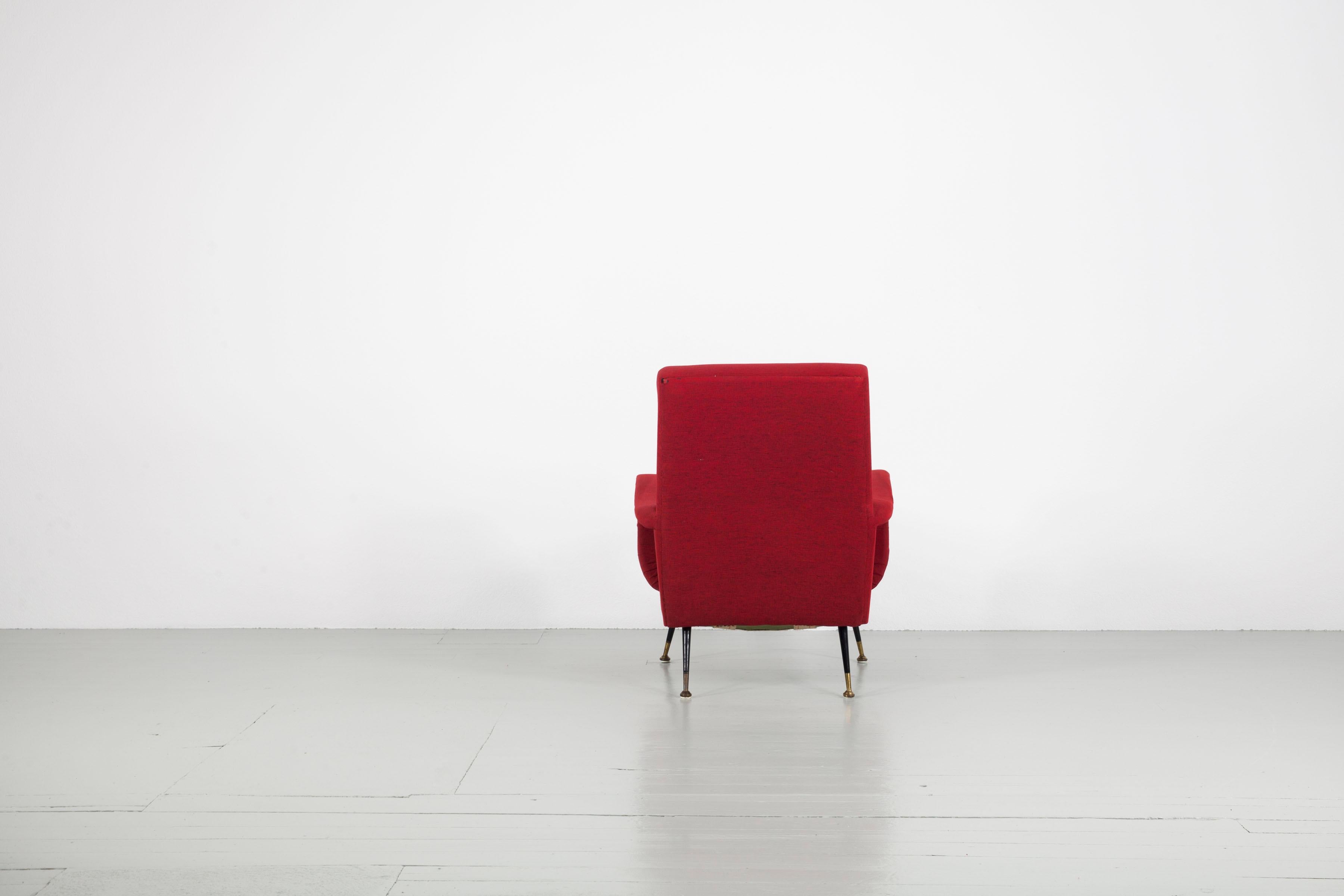 Roter gepolsterter Sessel mit Metallgestell und Messingelementen, 1950er Jahre (Mitte des 20. Jahrhunderts) im Angebot