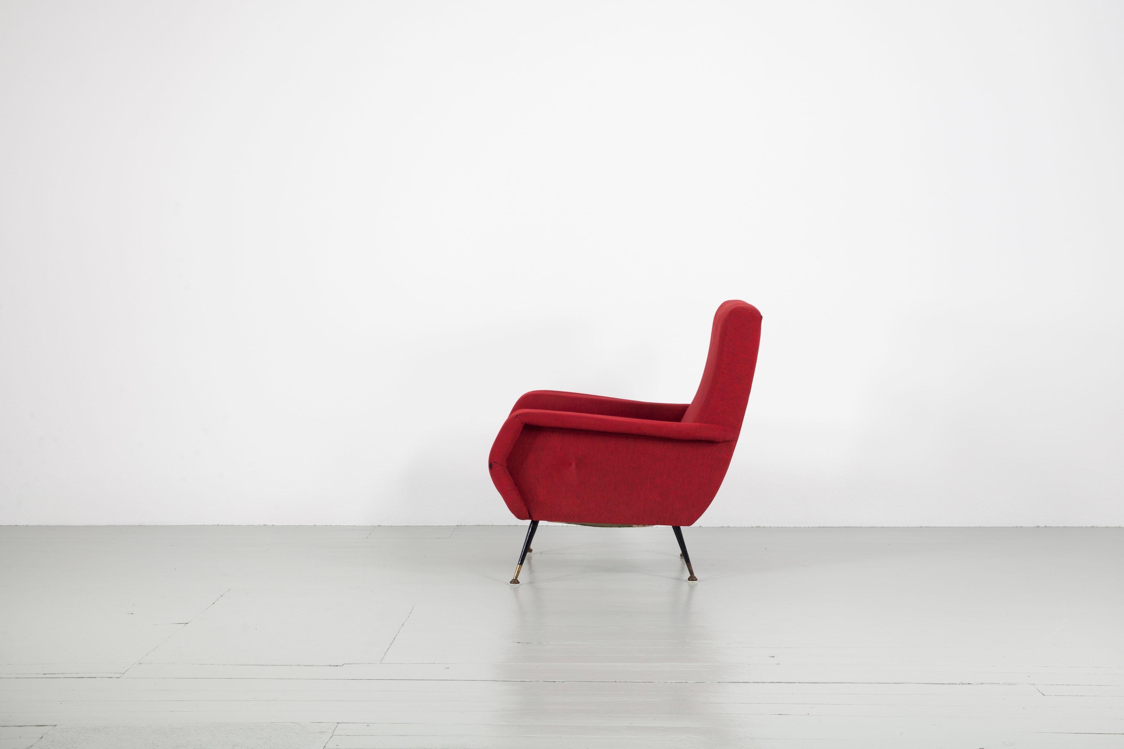 Roter gepolsterter Sessel mit Metallgestell und Messingelementen, 1950er Jahre im Angebot 2