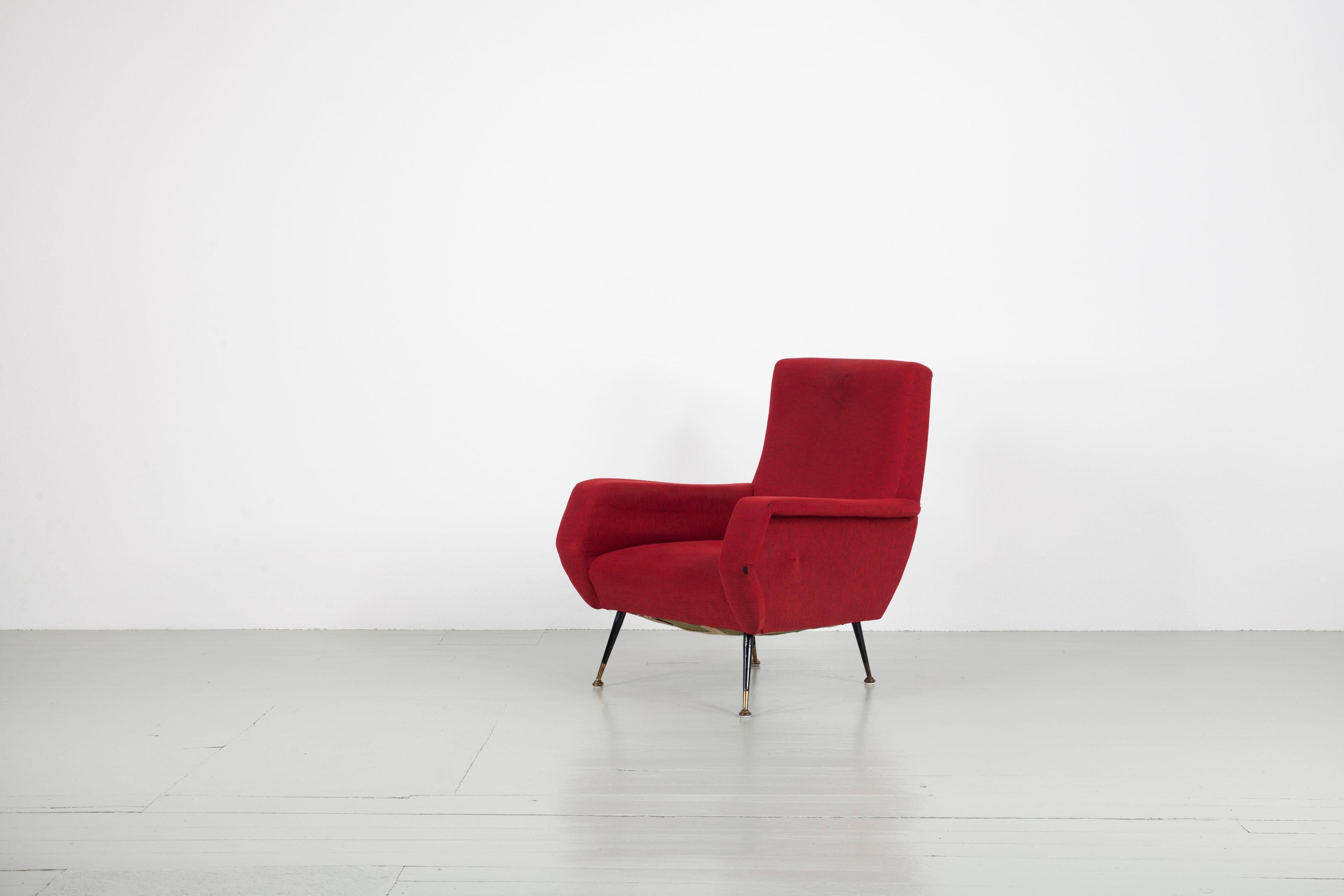 Roter gepolsterter Sessel mit Metallgestell und Messingelementen, 1950er Jahre im Angebot 3
