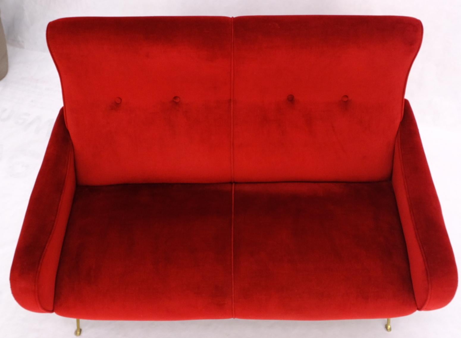 Rote Polsterung Messingbeine Modernes italienisches Sofa Loveseat aus der Mitte des Jahrhunderts (Moderne der Mitte des Jahrhunderts) im Angebot