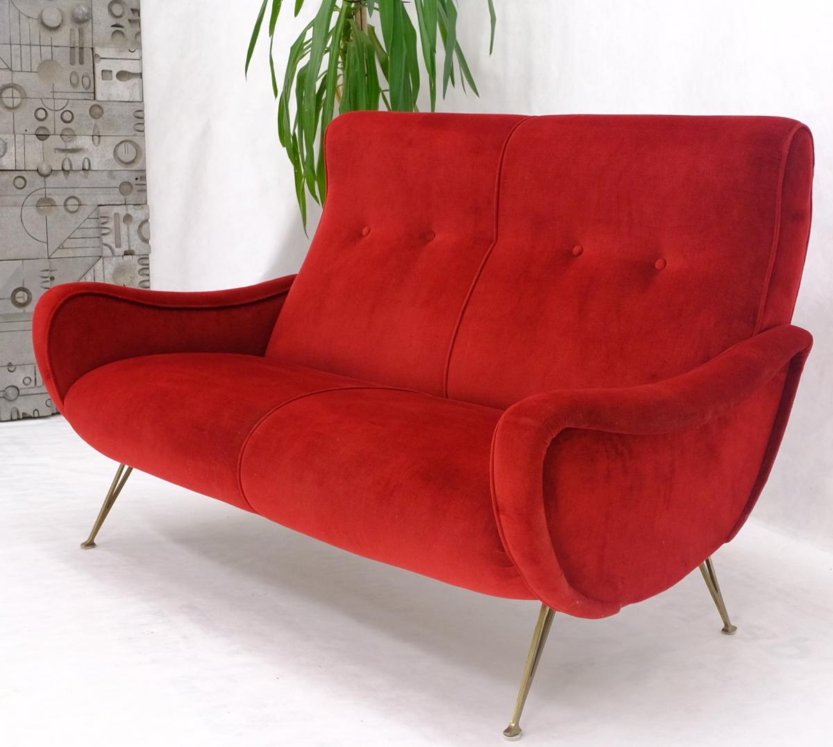 Rote Polsterung Messingbeine Modernes italienisches Sofa Loveseat aus der Mitte des Jahrhunderts im Zustand „Hervorragend“ im Angebot in Rockaway, NJ