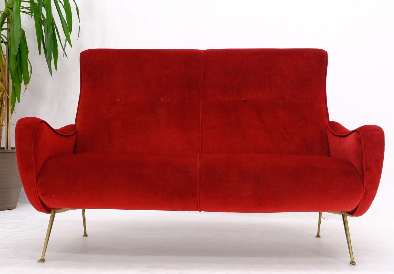 Rote Polsterung Messingbeine Modernes italienisches Sofa Loveseat aus der Mitte des Jahrhunderts im Angebot 1