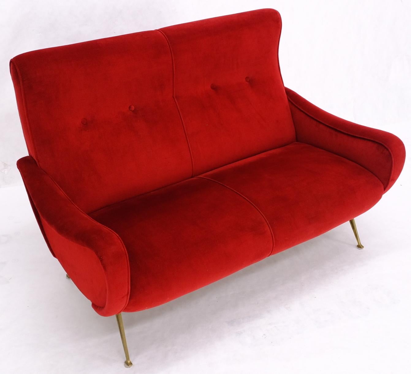 Rote Polsterung Messingbeine Modernes italienisches Sofa Loveseat aus der Mitte des Jahrhunderts im Angebot 3