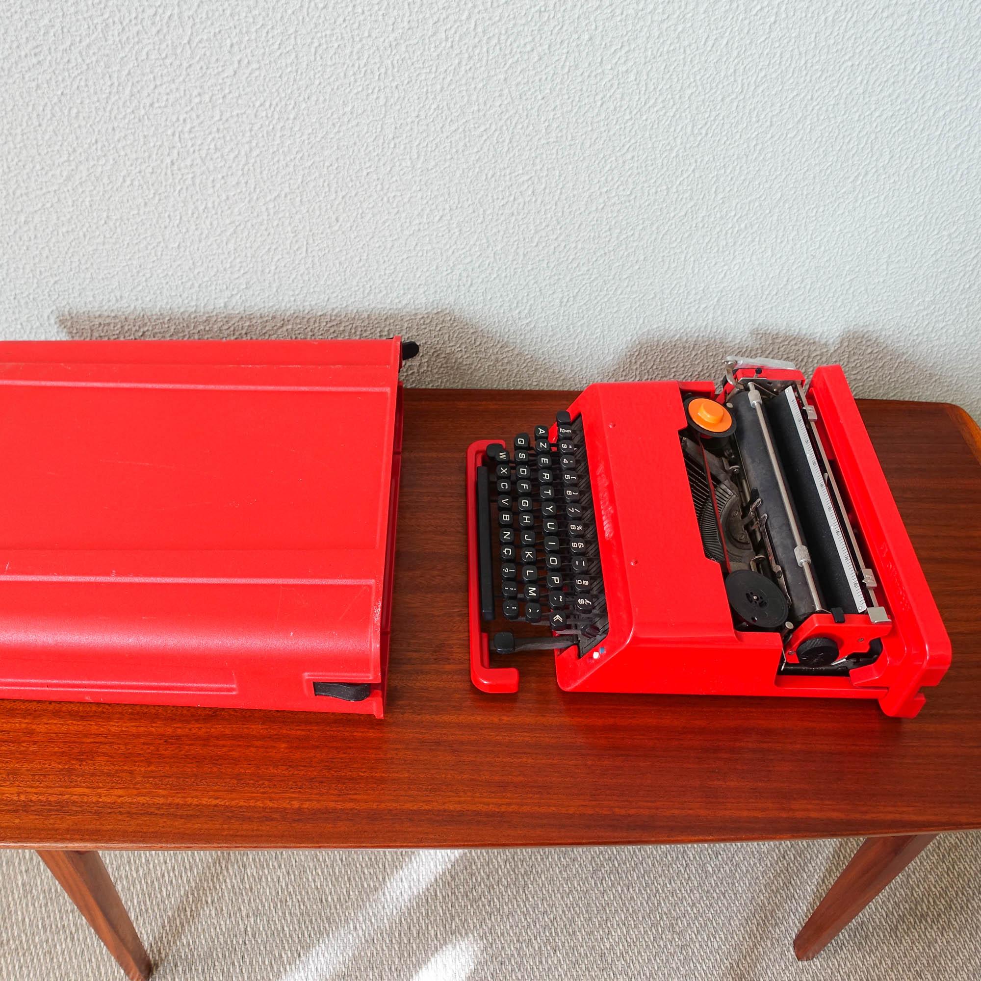 Type-writer rouge Valentine d'Ettore Sottsass & Perry King pour Olivetti Synthesis 5