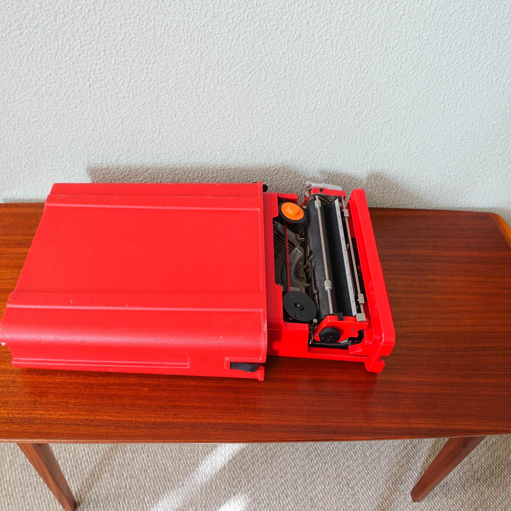 Type-writer rouge Valentine d'Ettore Sottsass & Perry King pour Olivetti Synthesis 6
