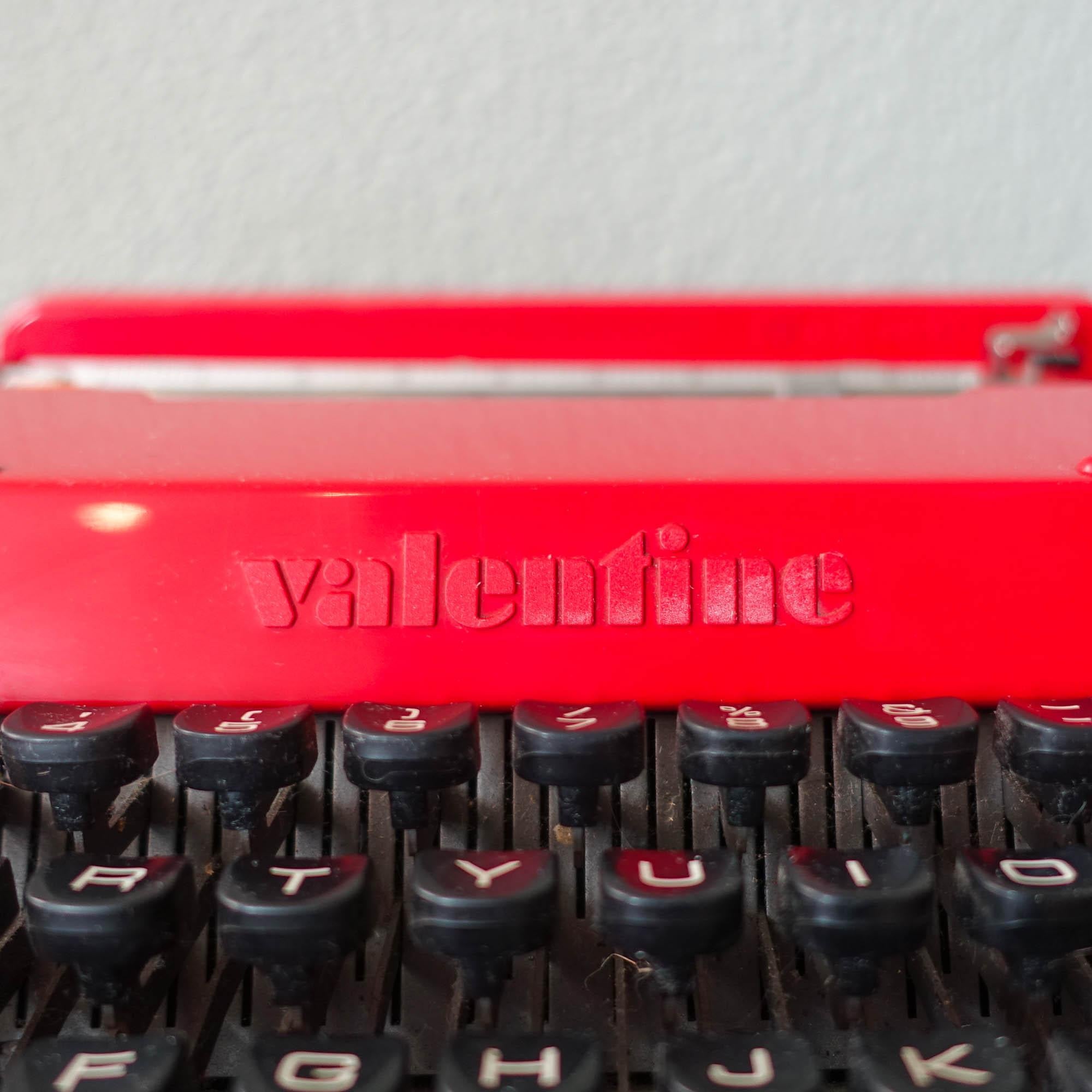 italien Type-writer rouge Valentine d'Ettore Sottsass & Perry King pour Olivetti Synthesis