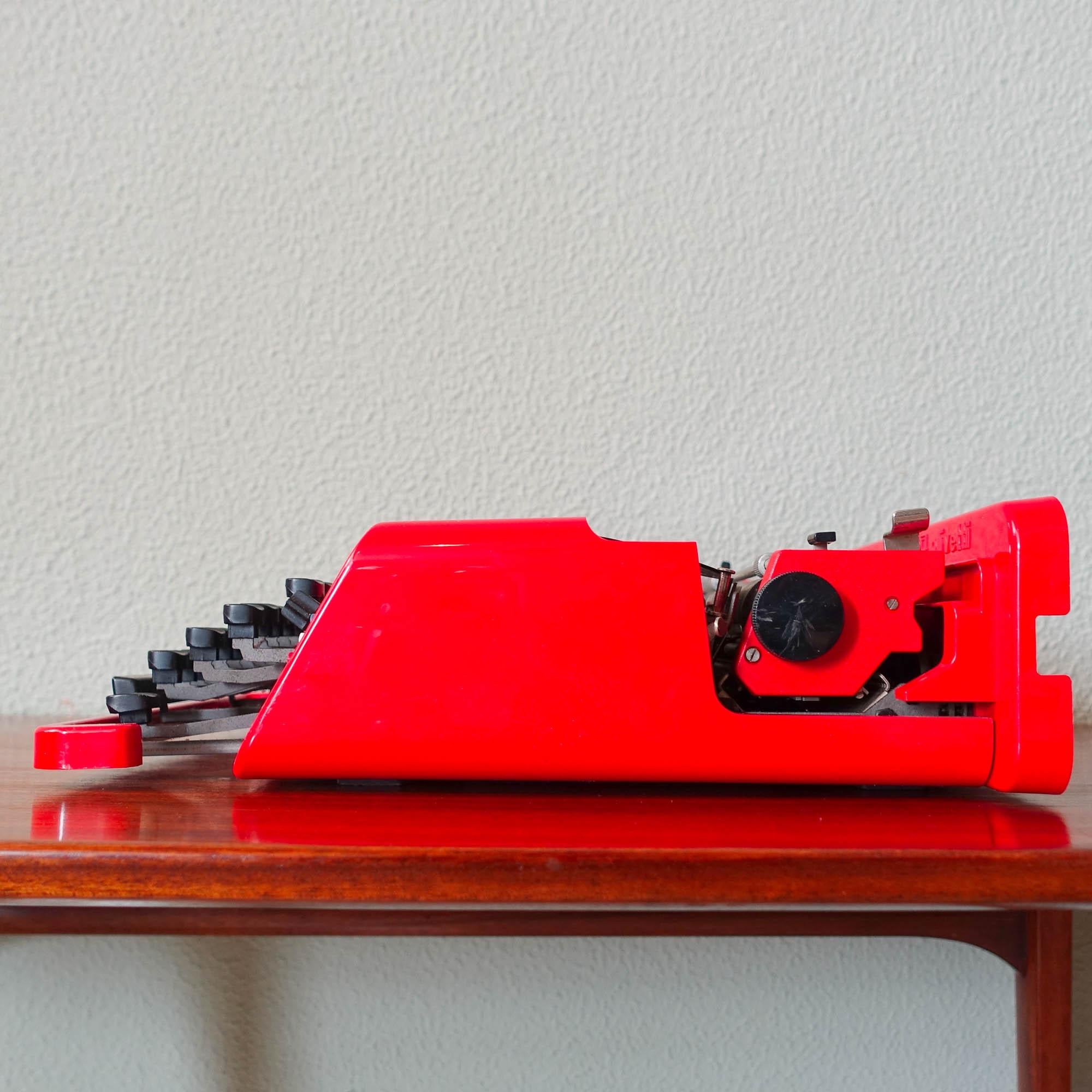 Plastique Type-writer rouge Valentine d'Ettore Sottsass & Perry King pour Olivetti Synthesis