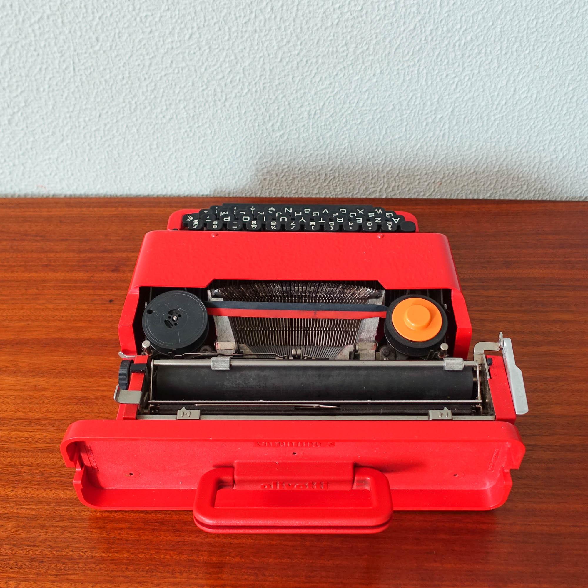 Type-writer rouge Valentine d'Ettore Sottsass & Perry King pour Olivetti Synthesis 1