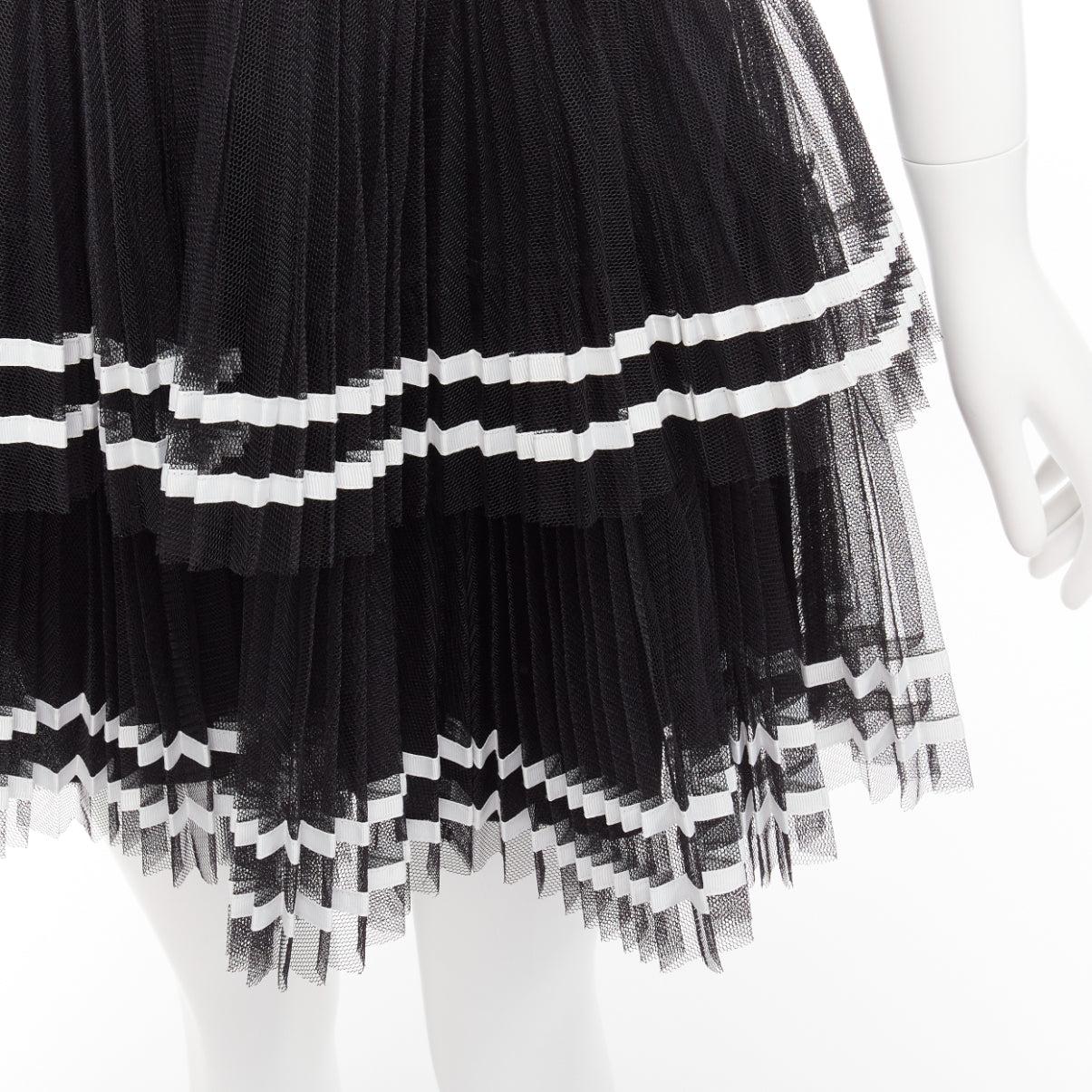 RED VALENTINO 2022 black tiered white stripe tulle pleated mini skirt IT38 XS
Reference: AAWC/A00848
Brand: Red Valentino
Material: Polyamide
Color: Black, White
Pattern: Striped
Closure: Zip
Lining: Black Fabric
Extra Details: Back zip. Lined.
Made