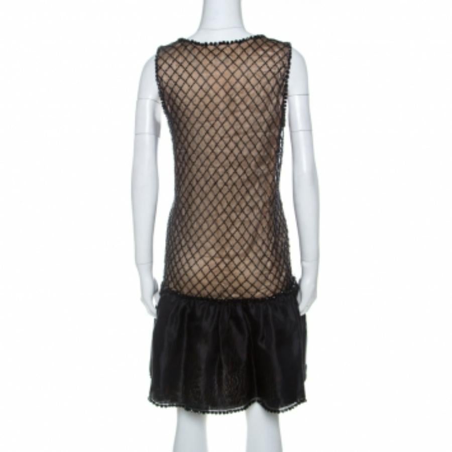 Este vestido RED Valentino te transformará inmediatamente en una diva del estilo. Prepárate para un evento con este fantástico número de encaje con cuentas y volante de seda diseñado sólo para ti. El material suave y cómodo de este vestido de tejido