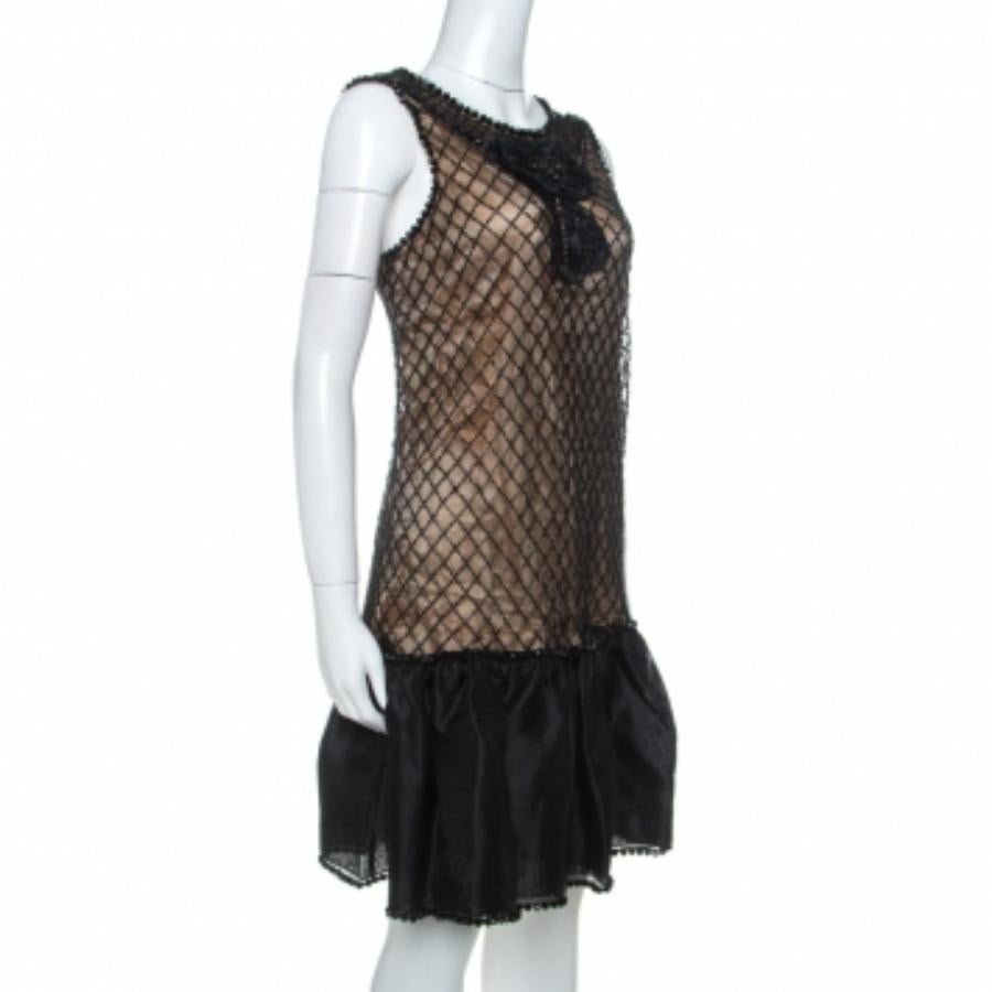 Red Valentino Vestido corto negro de encaje con cuentas y detalle de volantes de seda L en venta 1