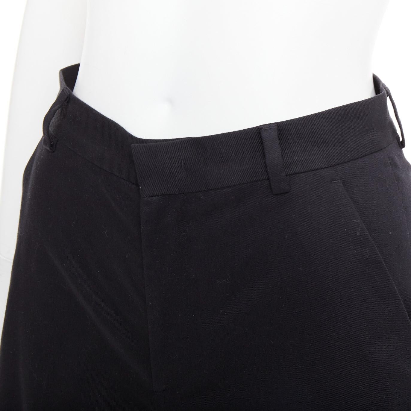 RED VALENTINO - Pantalon bermuda taille haute en coton mélangé noir IT38 XS
Référence : NKLL/A00600
Marque : Valentino Rouge
Matière : Coton, mélange
Couleur : Noir
Motif : Solide
Fermeture : braguette à glissière
Détails supplémentaires : Coupe à