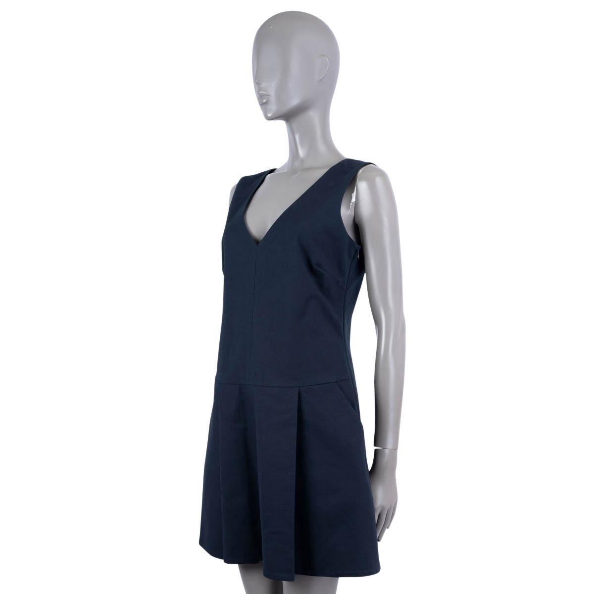 RED VALENTINO black cotton SLEEVELESS V-NECK PLEATED Dress M In Excellent Condition For Sale In Zürich, CH