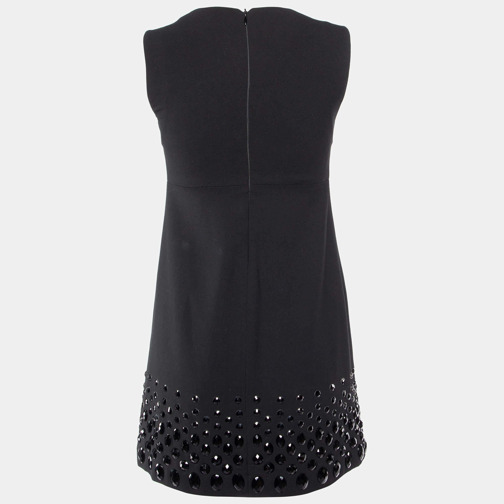 Affichez un look élégant en portant cette magnifique mini robe RED Valentino. Taillée dans un tissu fin, cette robe présente une silhouette chic pour une coupe cadrée. Ajoutez des accessoires chics et des chaussures à talons à cette création.
