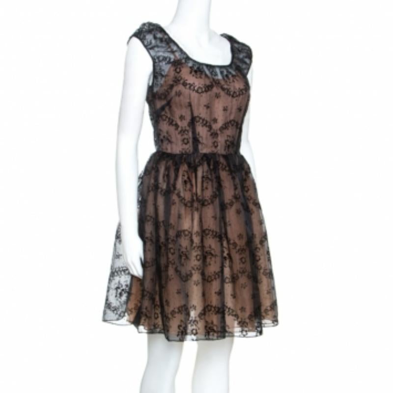 Sembri una diva con questo superbo abito di RED Valentino. Realizzato in un'incantevole miscela di seta, è disponibile in un classico colore nero. Presenta una splendida fantasia floreale burnout e ha una qualità velata. Ha una silhouette deliziosa