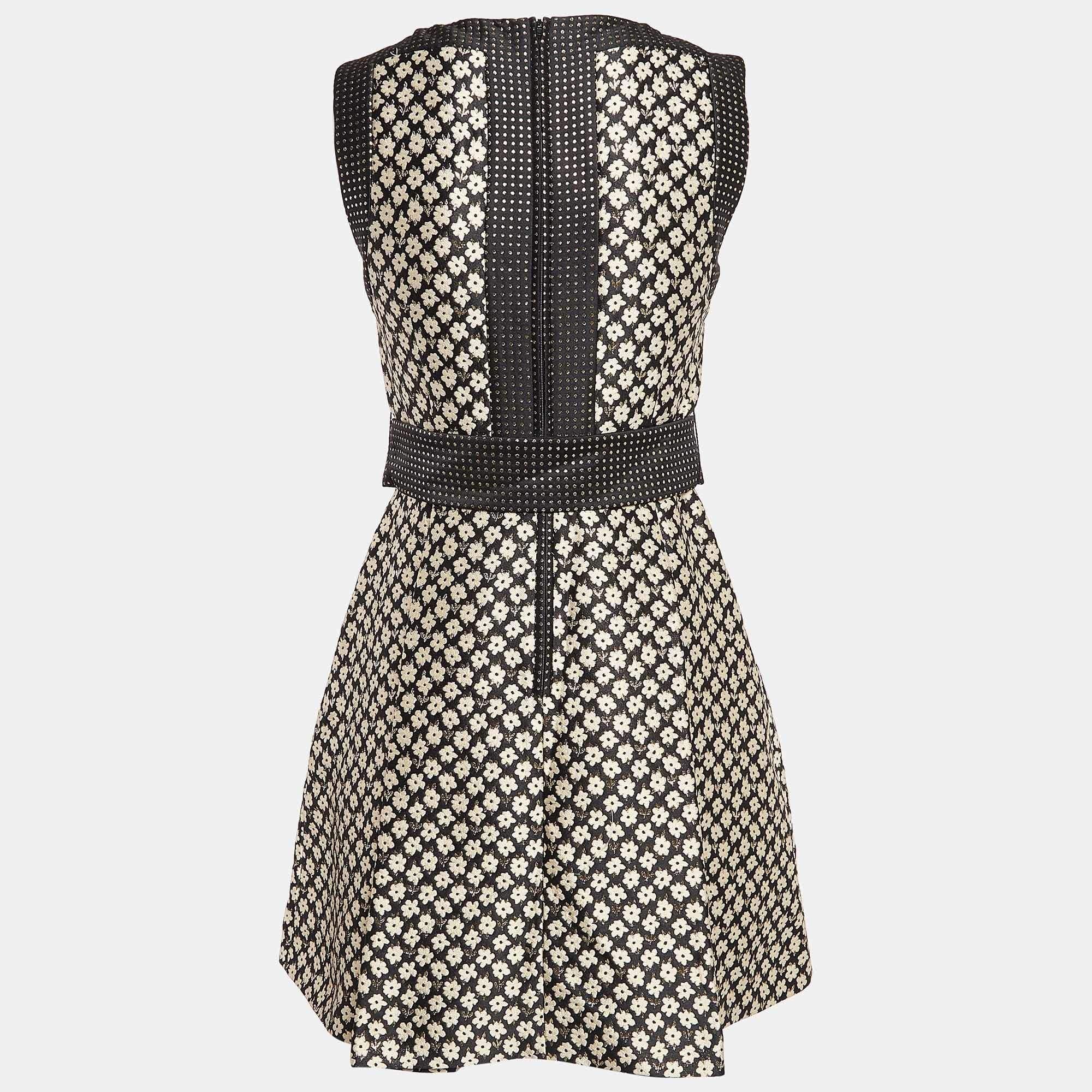 Cette robe de créateur est un vêtement chic et stylé qui respire l'élégance et la sophistication. Avec son design élégant, sa silhouette flatteuse et sa confection de haute qualité, cette robe est parfaite pour toute occasion spéciale ou soirée,
