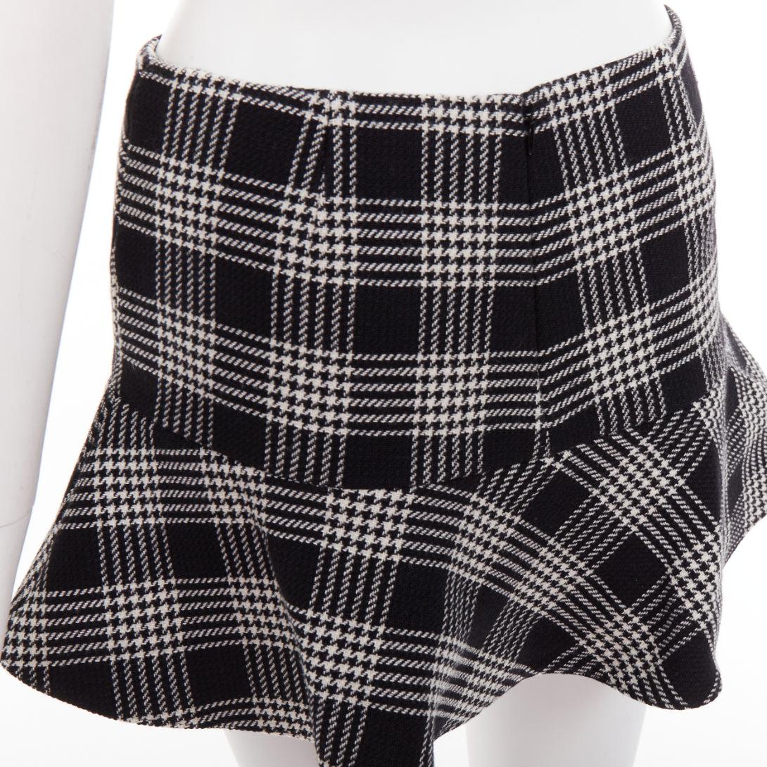 RED VALENTINO schwarz grau Hahnentritt Karo Druck Rüschen Mini Skort IT38 XS
Referenz: AAWC/A01472
Marke: Red Valentino
MATERIAL: Baumwolle, Gemisch
Farbe: Schwarz, Grau
Muster: Hahnentritt
Verschluss: Reißverschluss
Innenfutter: Schwarzer
