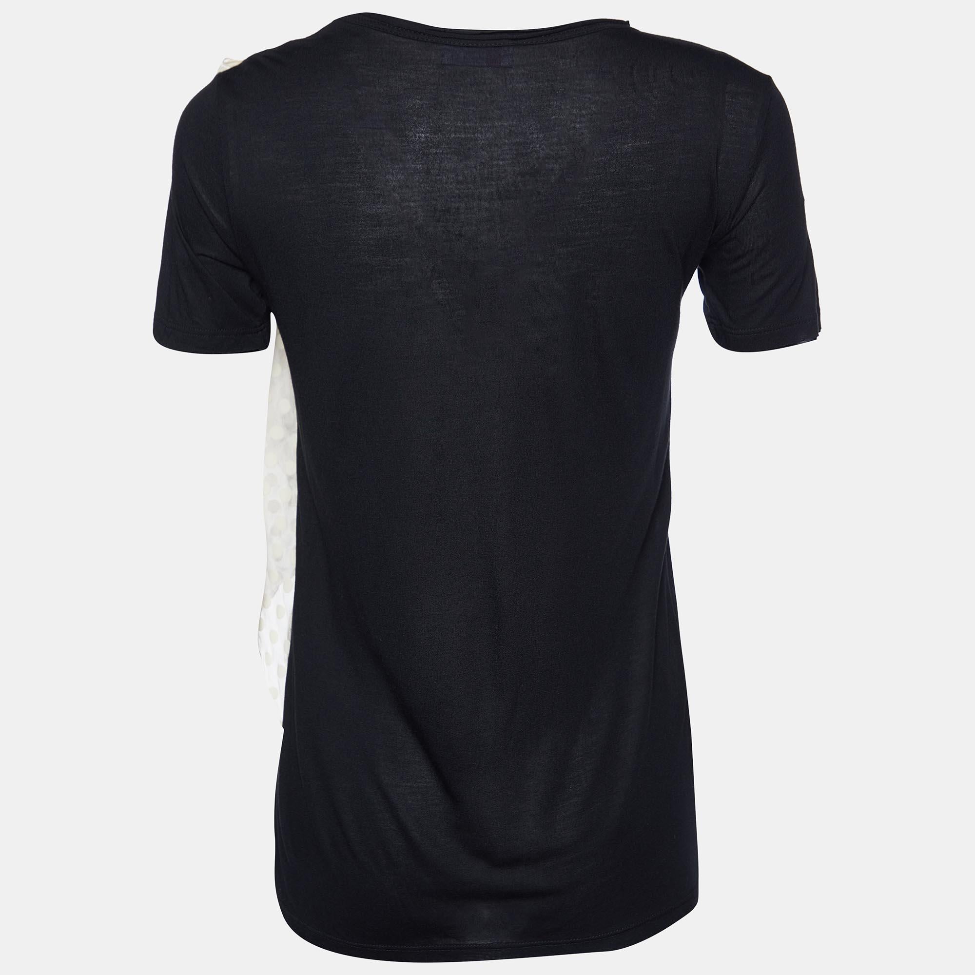 Beautifully made, this RED Valentino top is designed with a round neck, short sleeves and a contrast bow detail on the front. The creation will surely add a nice touch to your wardrobe.