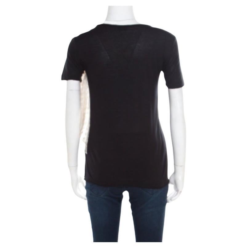 Questo top di RED Valentino, di ottima fattura, è caratterizzato da uno scollo rotondo, maniche corte e un fiocco a contrasto sul davanti. Questa creazione aggiungerà sicuramente un tocco di classe al tuo guardaroba.