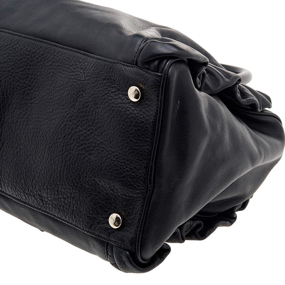 RED Valentino Boston Tasche aus schwarzem Leder mit Rüschen Damen im Angebot