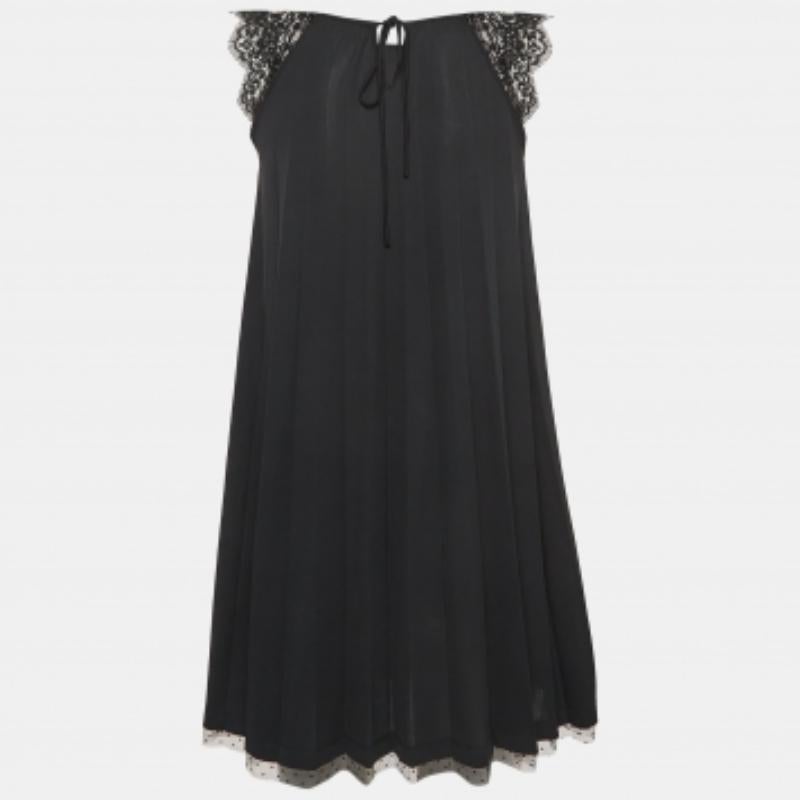 Questo abito di RED Valentino è un capo chic ed elegante che emana eleganza e raffinatezza. Con il suo design elegante, la sua silhouette lusinghiera e la sua lavorazione di alta qualità, questo abito è perfetto per qualsiasi occasione speciale o