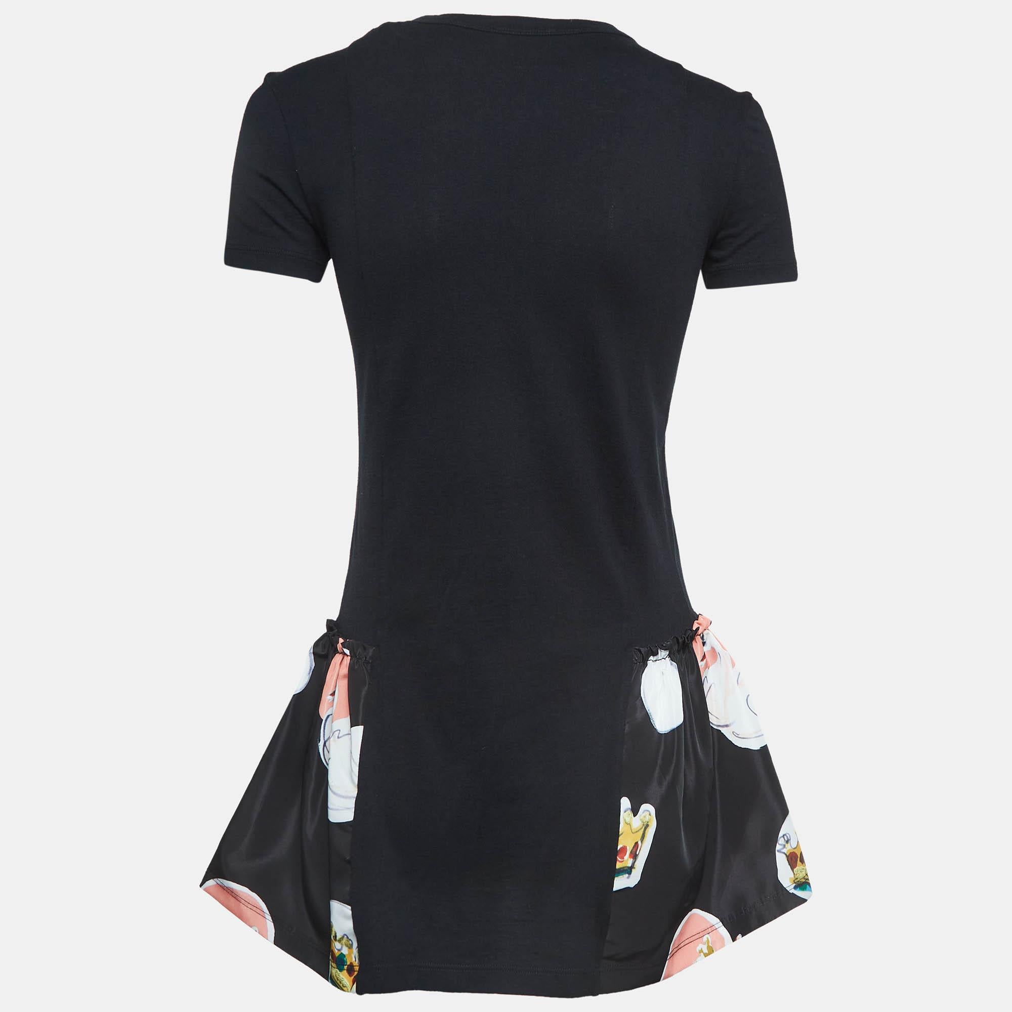 This RED Valentino t-shirt blends classic charm with modern flair, featuring a striking print on luxe black cotton. The synthetic flounce adds a playful twist, making it a versatile piece for both casual and chic outings. Perfect for those who