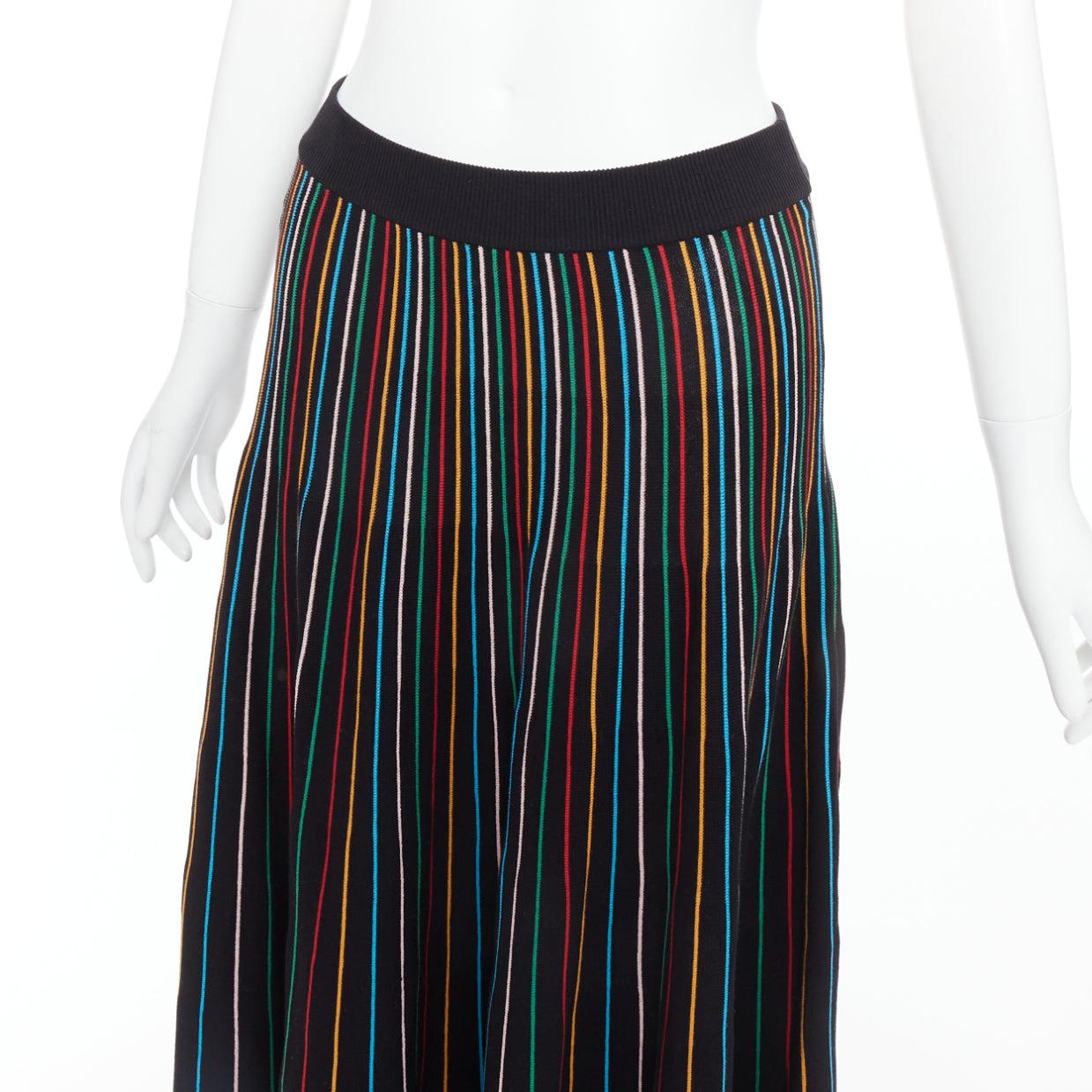RED VALENTINO - Jupe midi en maille de coton mélangé à rayures arc-en-ciel - noir S en vente 3