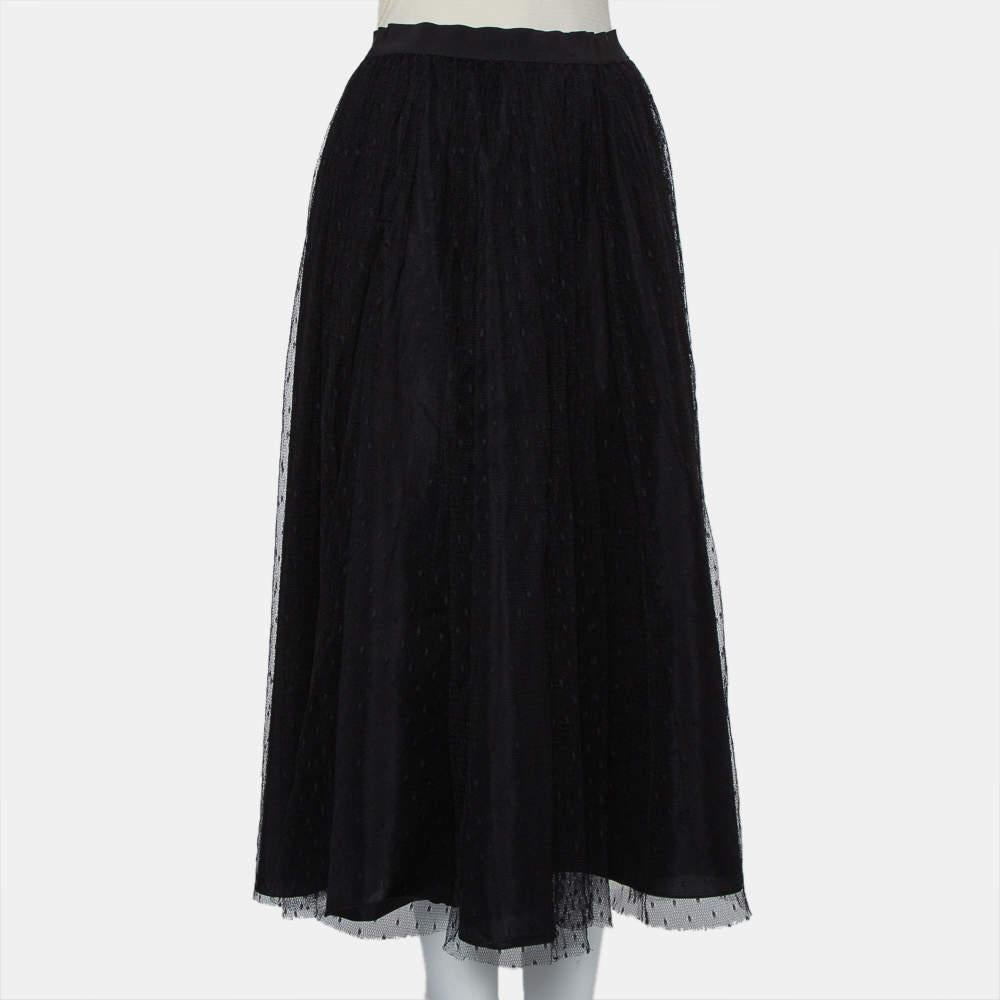 Red Valentino has designed this skirt to a midi length using tulle. The skirt comes in a black hue. Easy and comfortable to wear, it will look great with both heels or flat sandals.

