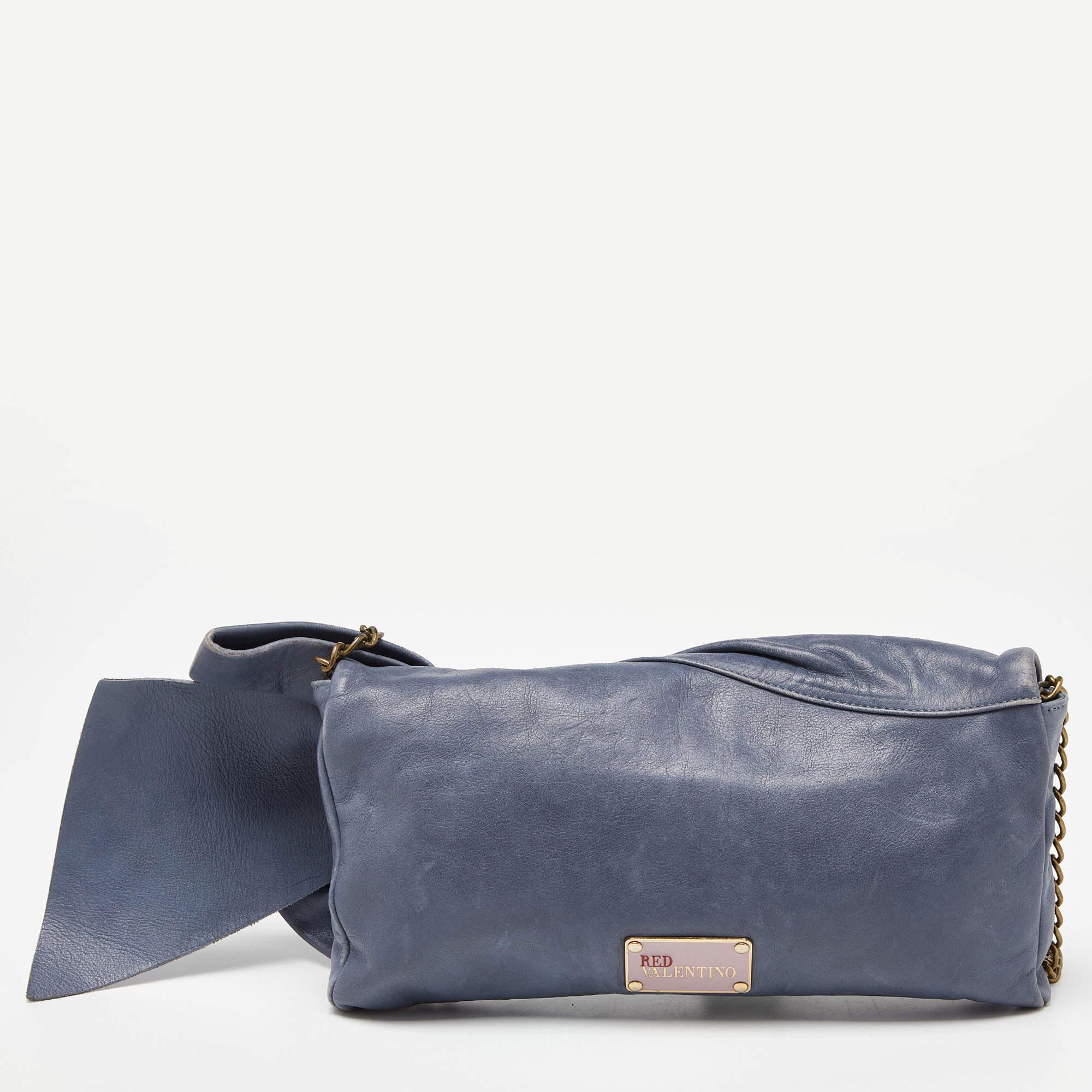 RED Valentino Blue Leather Bow Chain Clutch In Good Condition In Dubai, Al Qouz 2