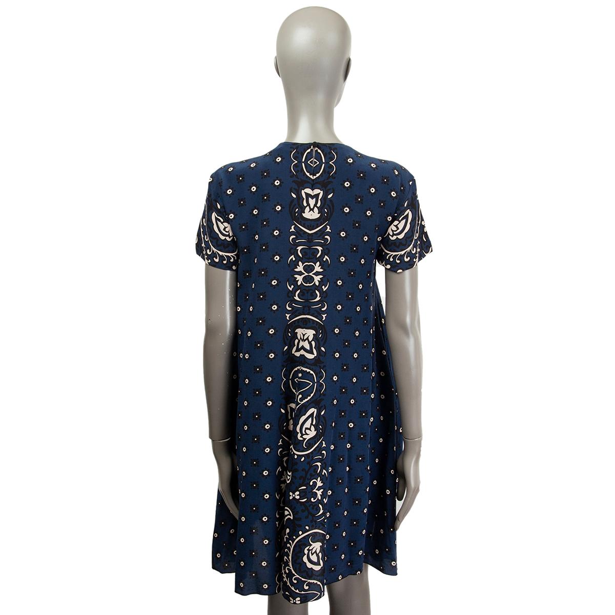 RED VALENTINO blue silk BANDANA PRINT SHORT SLEEVE SHIFT Dress 44 L In Excellent Condition For Sale In Zürich, CH