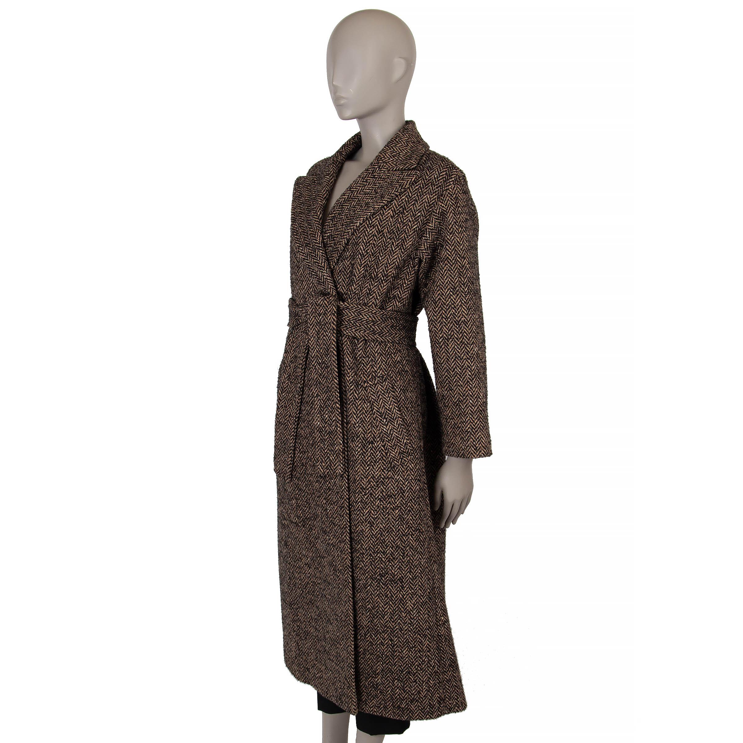 Questo cappotto doppiopetto in tweed a spina di pesce bianco e nero, autentico al 100% di RED Valentino, emana un'eleganza senza tempo. Realizzata in un lussuoso mix di acrilico (46%), lana (28%), poliestere (20%), alpaca (3%), cotone (1%),