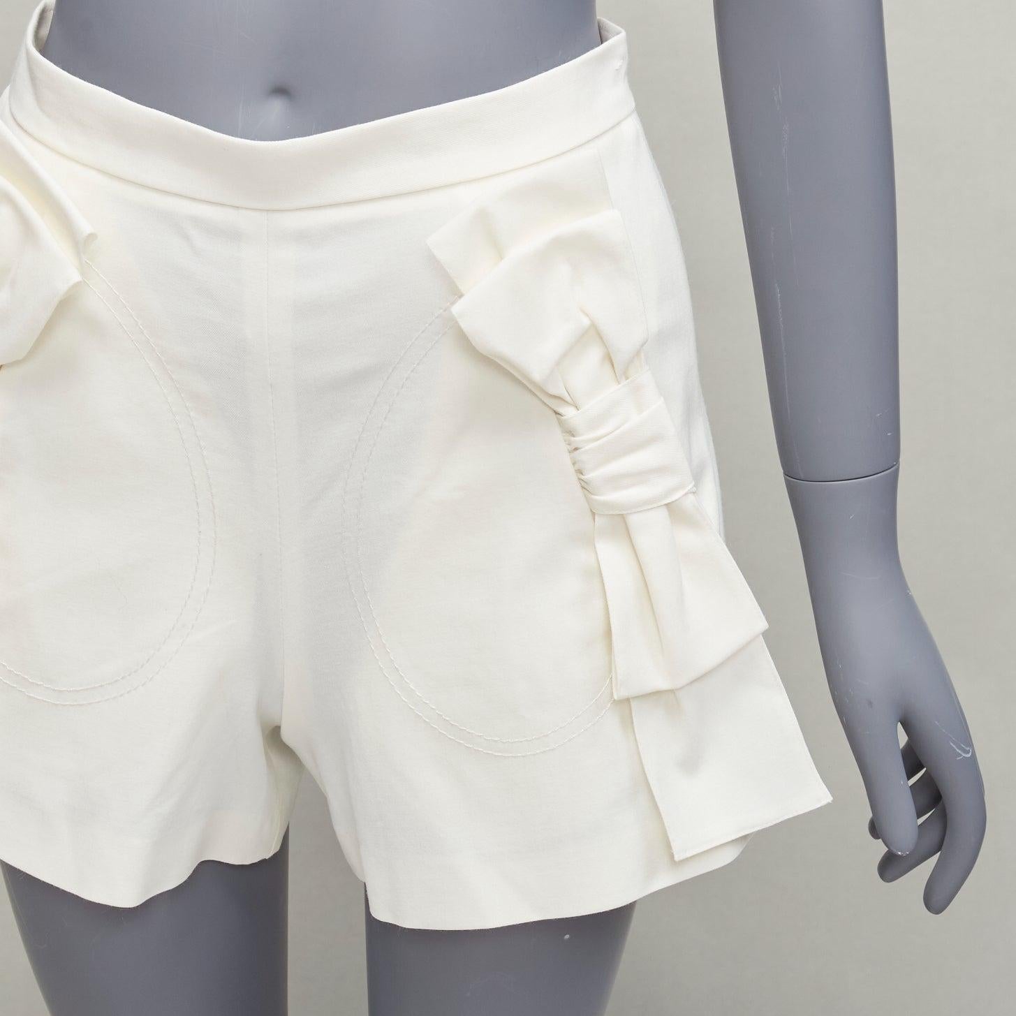 RED VALENTINO cream ribbon bow detail pockets wide shorts IT36 XXS
Reference: AAWC/A00863
Brand: Red Valentino
Material: Viscose, Virgin Wool, Blend
Color: Cream
Pattern: Solid
Closure: Zip
Extra Details: Zip back.
Made in: