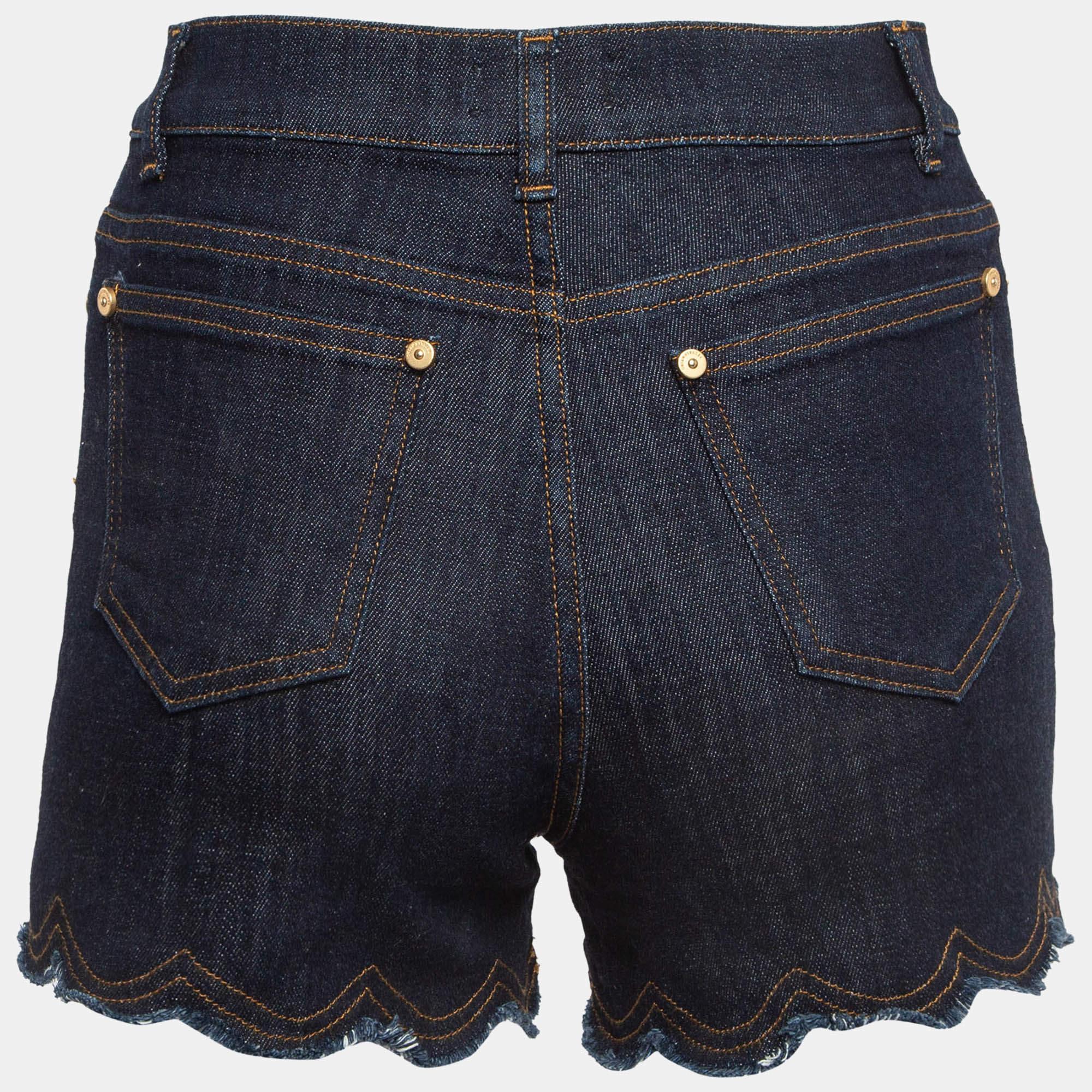 Beach vacations call for a pair of shorts like this. Stitched using high quality fabric these shorts are styled with fringed details and has a superb length. Wear it with T shirts.