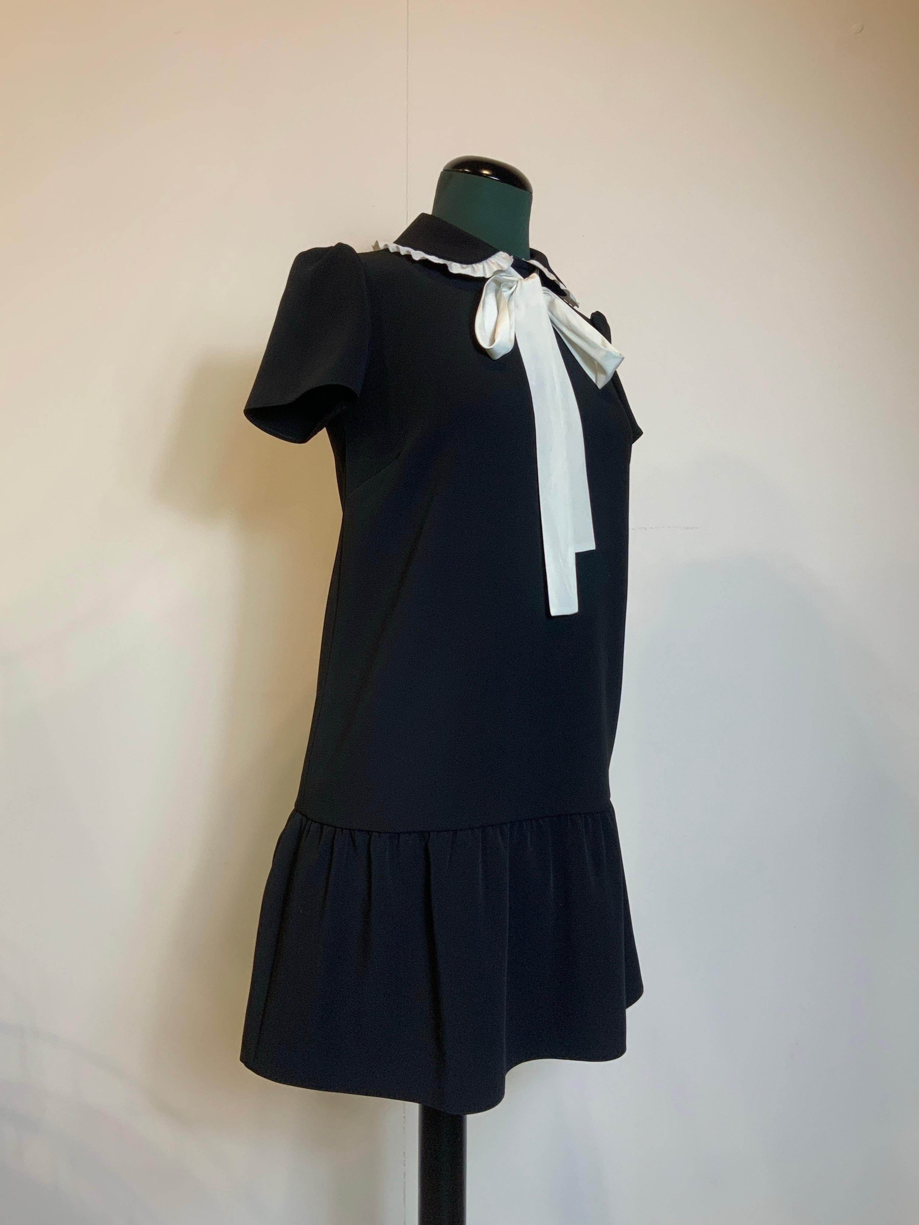 Red Valentino dress.
Made of polyester and elastane. The bow can be removed if desired.
Italian size 38.
Shoulders 40 cm
Bust 40 cm
Length 88 cm
Excellent general condition, shows signs of normal use.